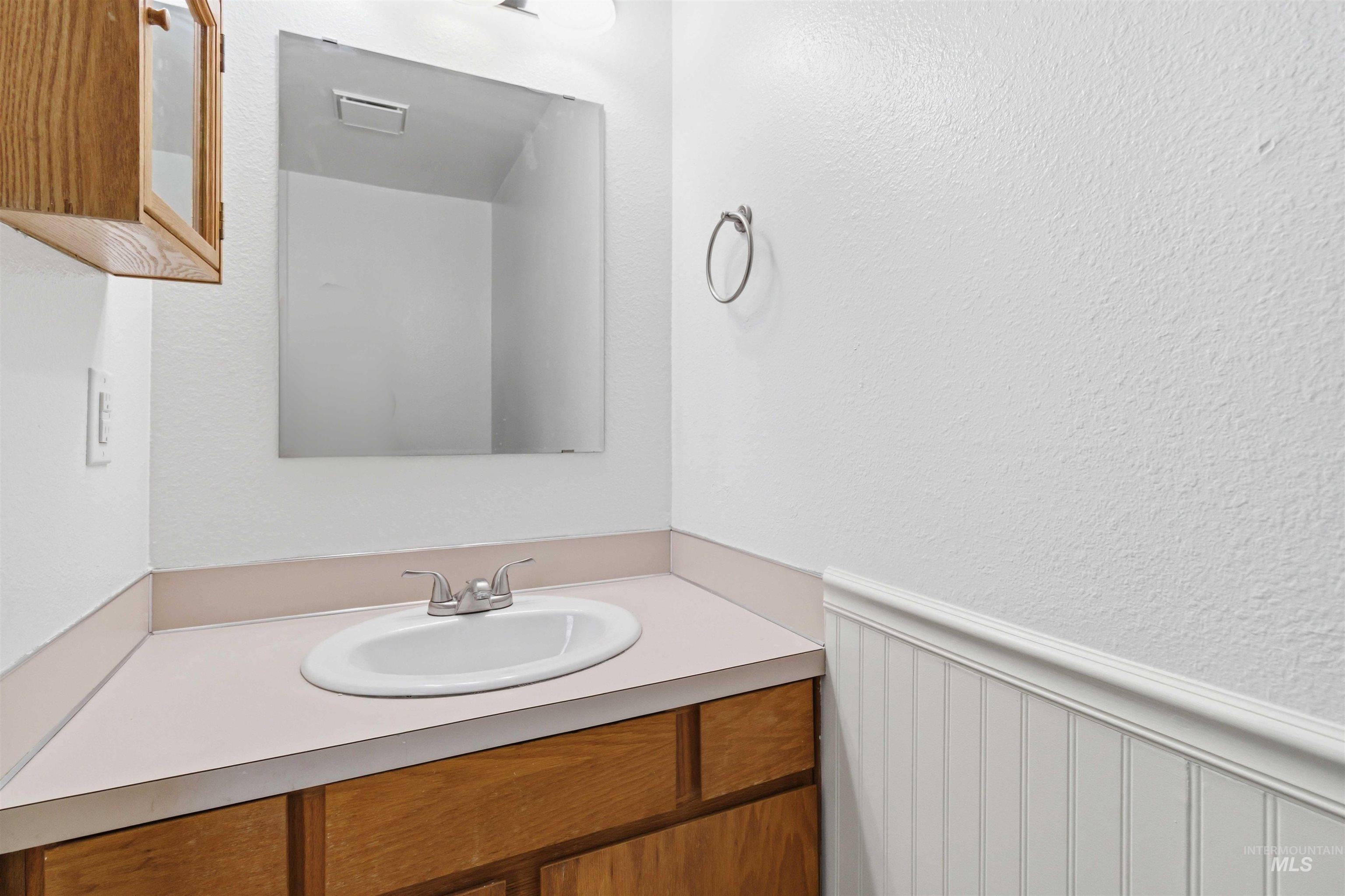 2287 S Loyolla Ln, Boise, Idaho 83705, 3 Bedrooms, 1.5 Bathrooms, Residential For Sale, Price $289,000,MLS 98979463