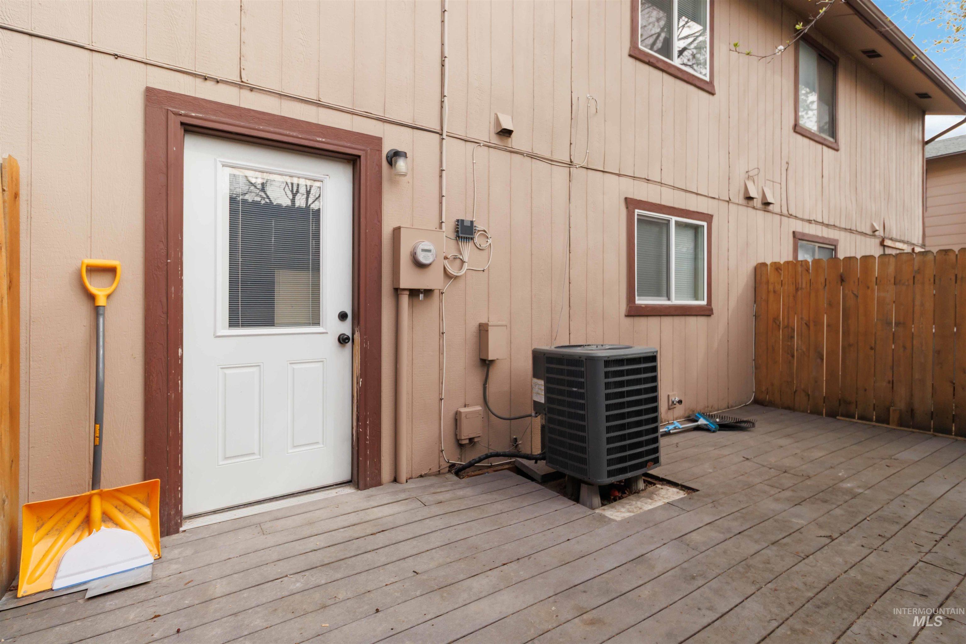 2287 S Loyolla Ln, Boise, Idaho 83705, 3 Bedrooms, 1.5 Bathrooms, Residential For Sale, Price $289,000,MLS 98979463