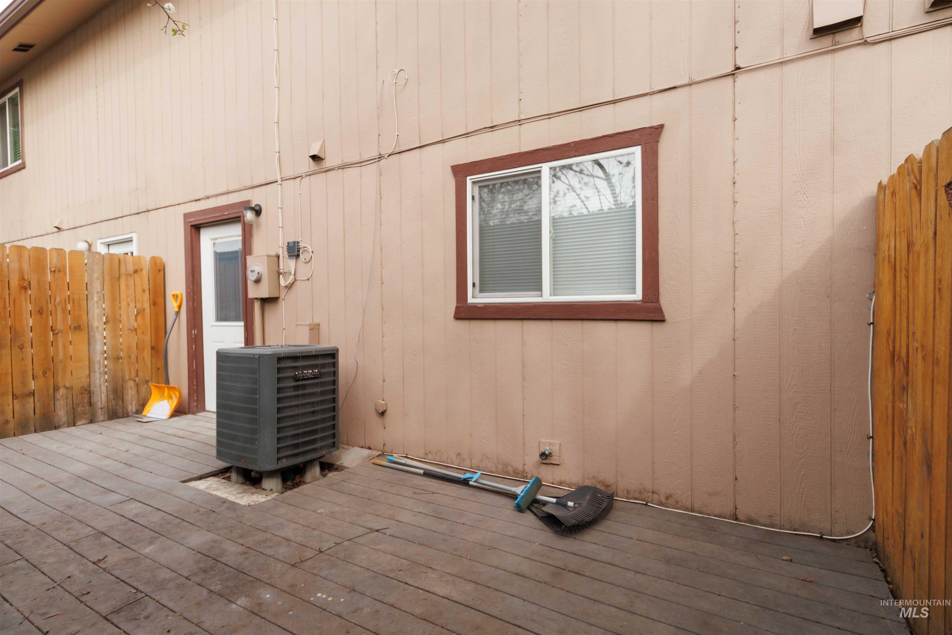 2287 S Loyolla Ln, Boise, Idaho 83705, 3 Bedrooms, 1.5 Bathrooms, Residential For Sale, Price $289,000,MLS 98979463