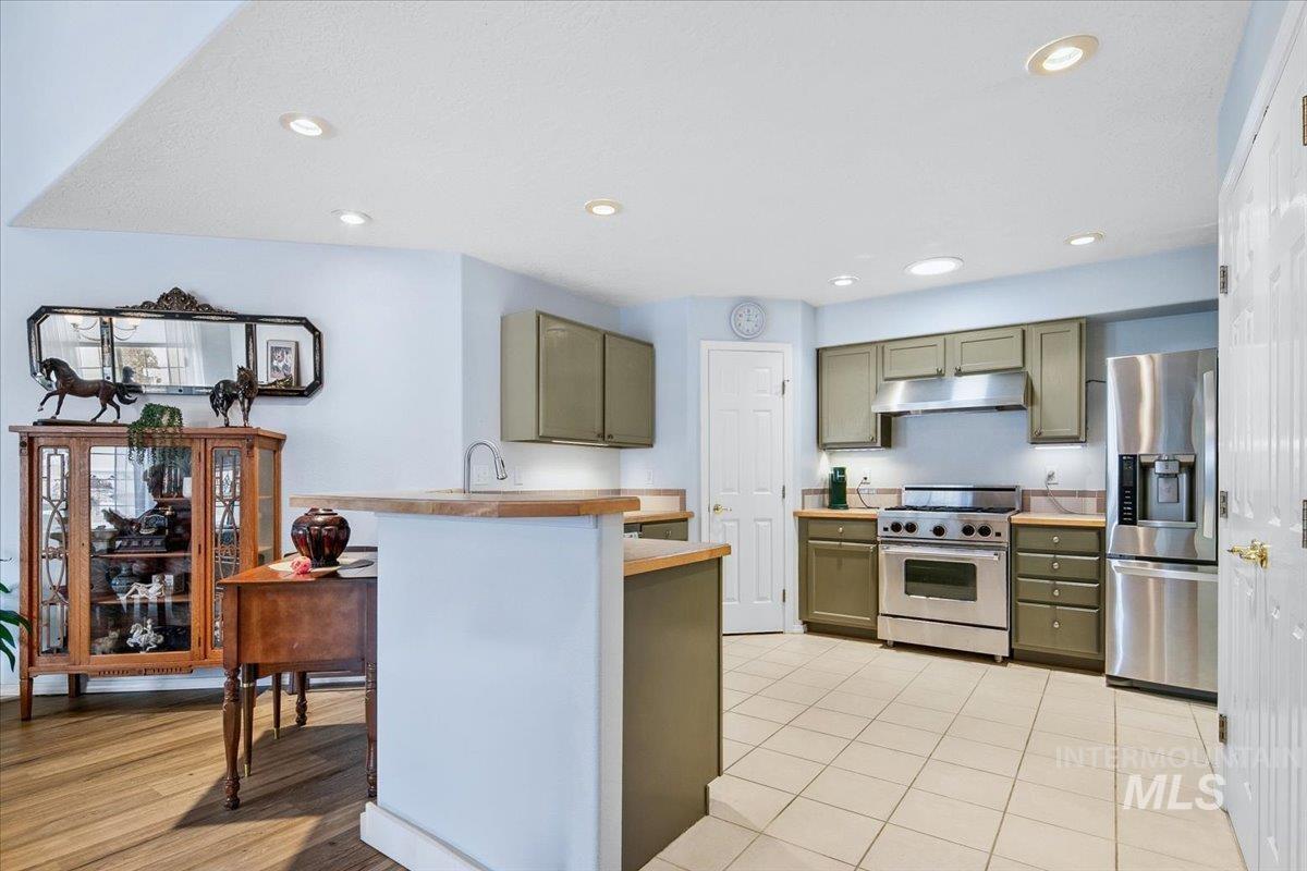 2720 N Englewood Way, Meridian, Idaho 83646, 2 Bedrooms, 2 Bathrooms, Residential For Sale, Price $395,000,MLS 98979467