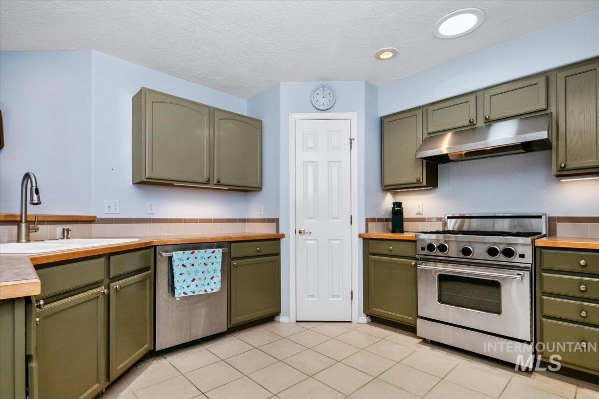 2720 N Englewood Way, Meridian, Idaho 83646, 2 Bedrooms, 2 Bathrooms, Residential For Sale, Price $395,000,MLS 98979467