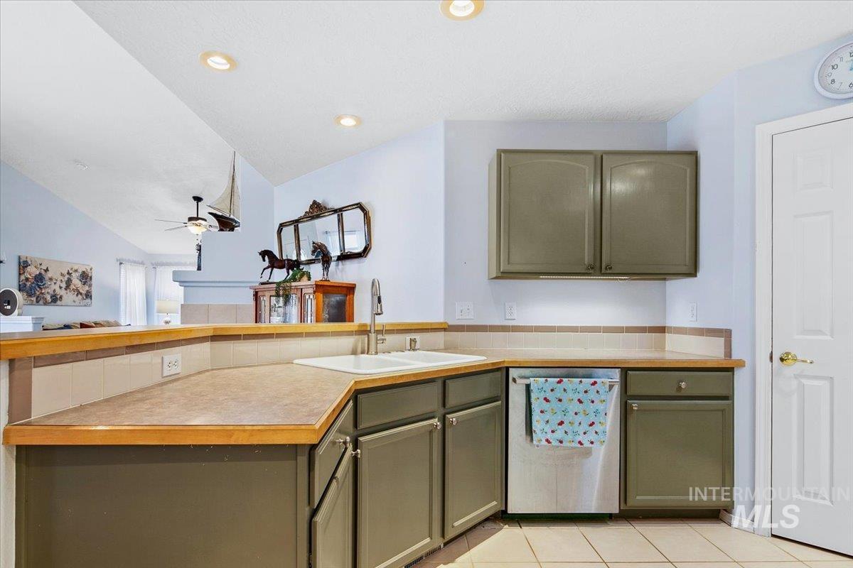 2720 N Englewood Way, Meridian, Idaho 83646, 2 Bedrooms, 2 Bathrooms, Residential For Sale, Price $395,000,MLS 98979467