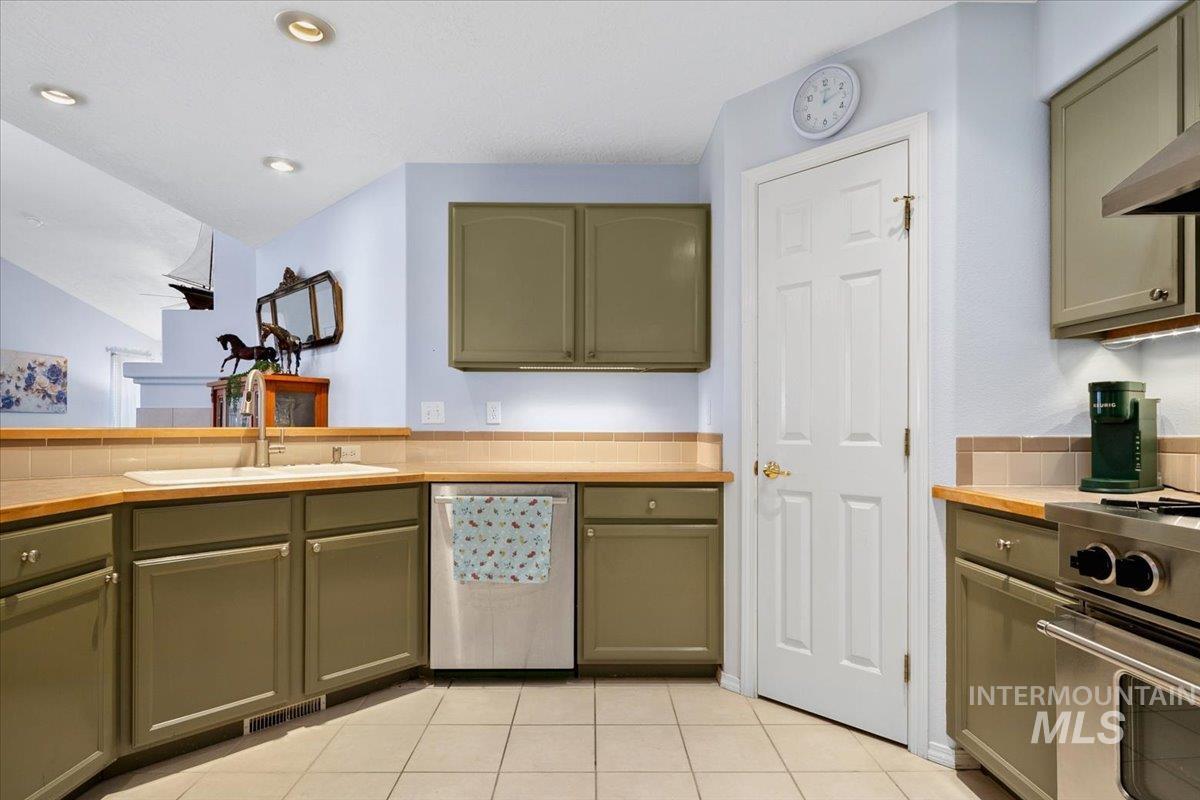 2720 N Englewood Way, Meridian, Idaho 83646, 2 Bedrooms, 2 Bathrooms, Residential For Sale, Price $395,000,MLS 98979467