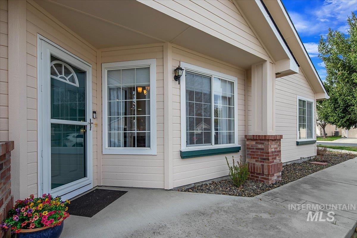 2720 N Englewood Way, Meridian, Idaho 83646, 2 Bedrooms, 2 Bathrooms, Residential For Sale, Price $395,000,MLS 98979467