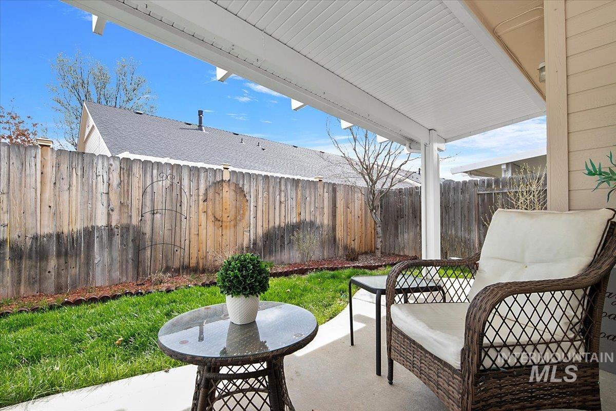 2720 N Englewood Way, Meridian, Idaho 83646, 2 Bedrooms, 2 Bathrooms, Residential For Sale, Price $395,000,MLS 98979467