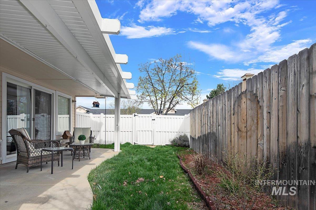 2720 N Englewood Way, Meridian, Idaho 83646, 2 Bedrooms, 2 Bathrooms, Residential For Sale, Price $395,000,MLS 98979467