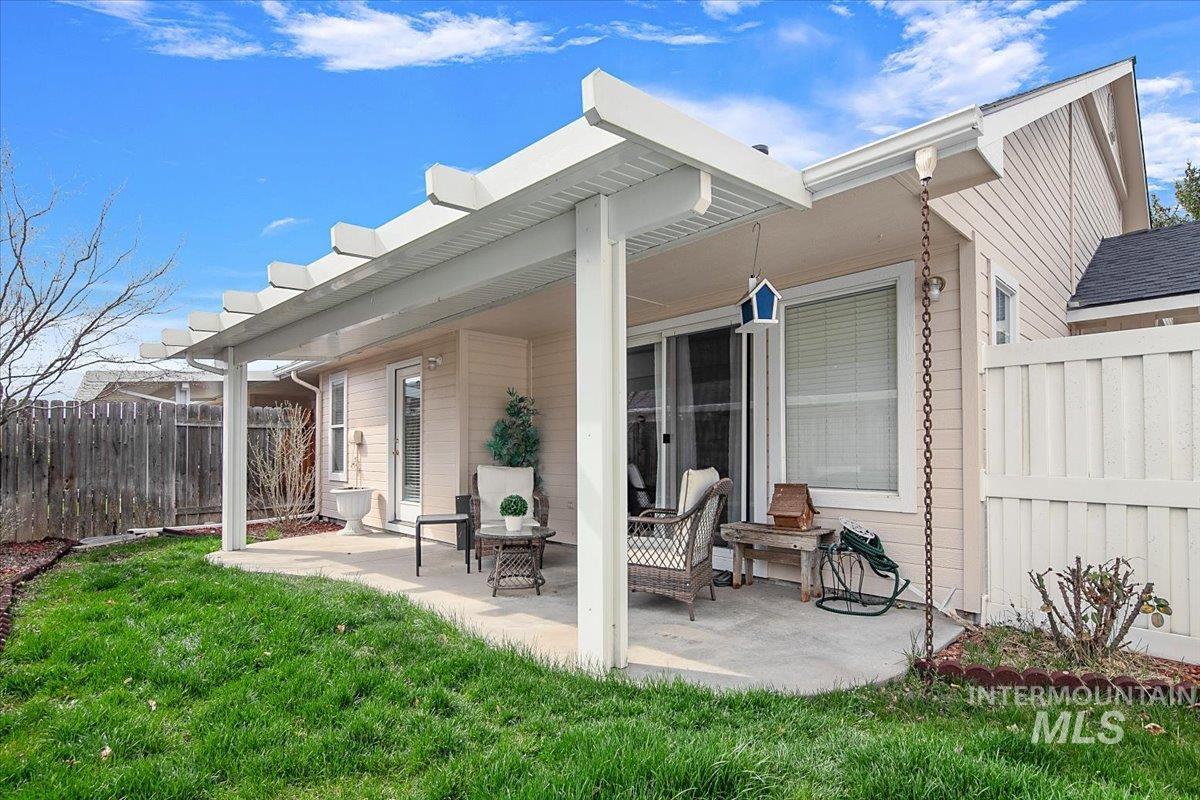 2720 N Englewood Way, Meridian, Idaho 83646, 2 Bedrooms, 2 Bathrooms, Residential For Sale, Price $395,000,MLS 98979467