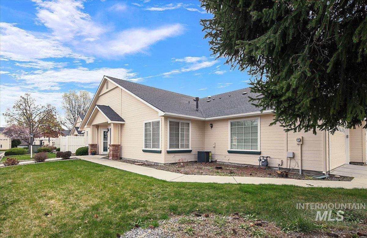 2720 N Englewood Way, Meridian, Idaho 83646, 2 Bedrooms, 2 Bathrooms, Residential For Sale, Price $395,000,MLS 98979467