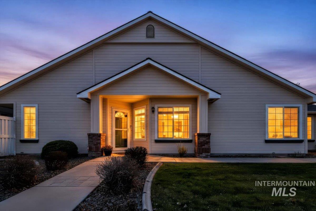 2720 N Englewood Way, Meridian, Idaho 83646, 2 Bedrooms, 2 Bathrooms, Residential For Sale, Price $395,000,MLS 98979467