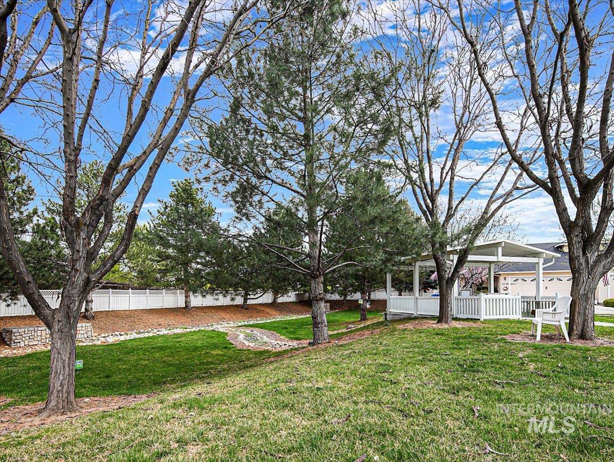 2720 N Englewood Way, Meridian, Idaho 83646, 2 Bedrooms, 2 Bathrooms, Residential For Sale, Price $395,000,MLS 98979467