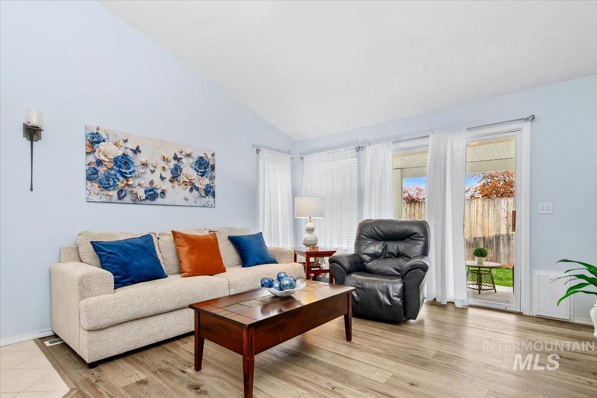 2720 N Englewood Way, Meridian, Idaho 83646, 2 Bedrooms, 2 Bathrooms, Residential For Sale, Price $395,000,MLS 98979467