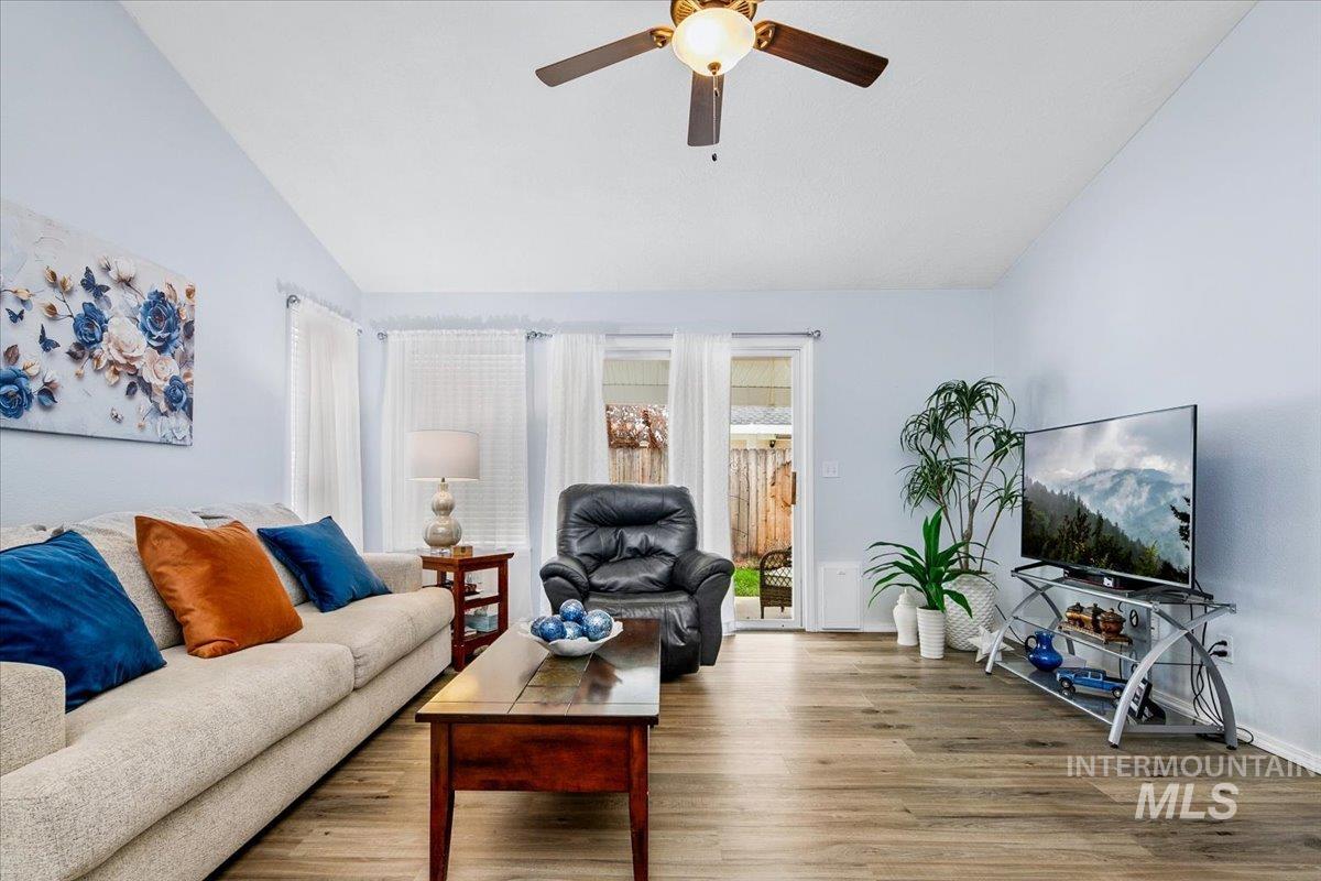 2720 N Englewood Way, Meridian, Idaho 83646, 2 Bedrooms, 2 Bathrooms, Residential For Sale, Price $395,000,MLS 98979467