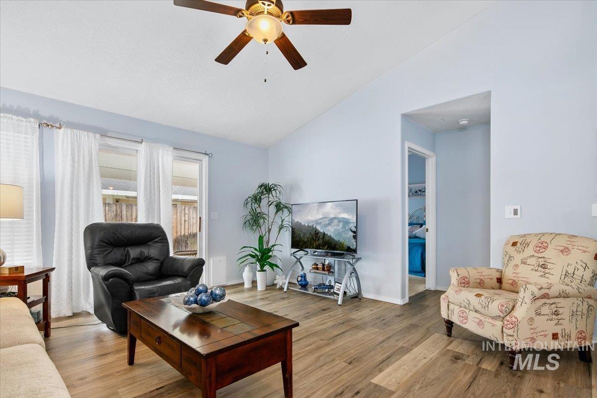 2720 N Englewood Way, Meridian, Idaho 83646, 2 Bedrooms, 2 Bathrooms, Residential For Sale, Price $395,000,MLS 98979467