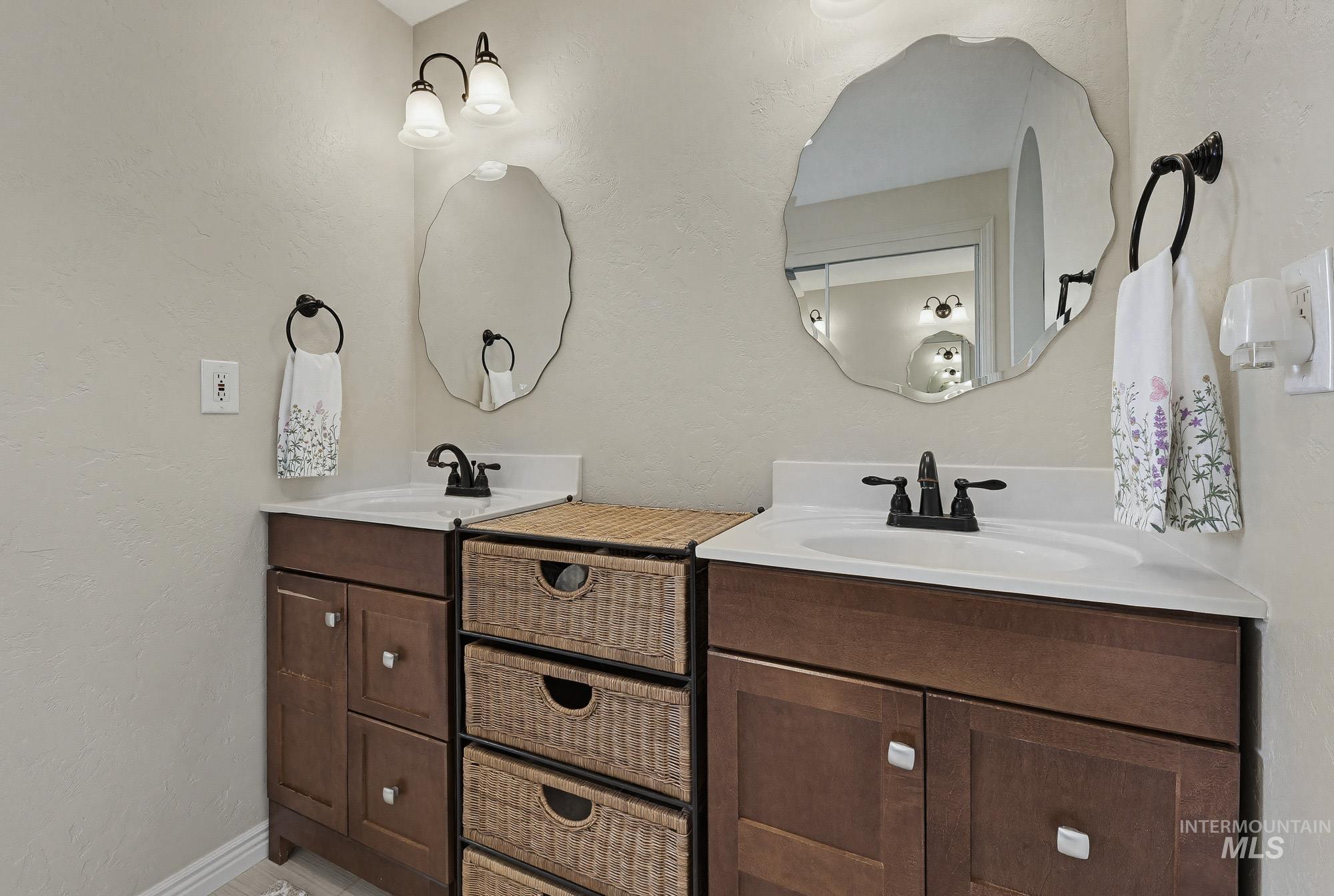 13042 S Ocotillo Dr, Kuna, Idaho 83634, 2 Bedrooms, 2 Bathrooms, Residential For Sale, Price $525,000, 98979485