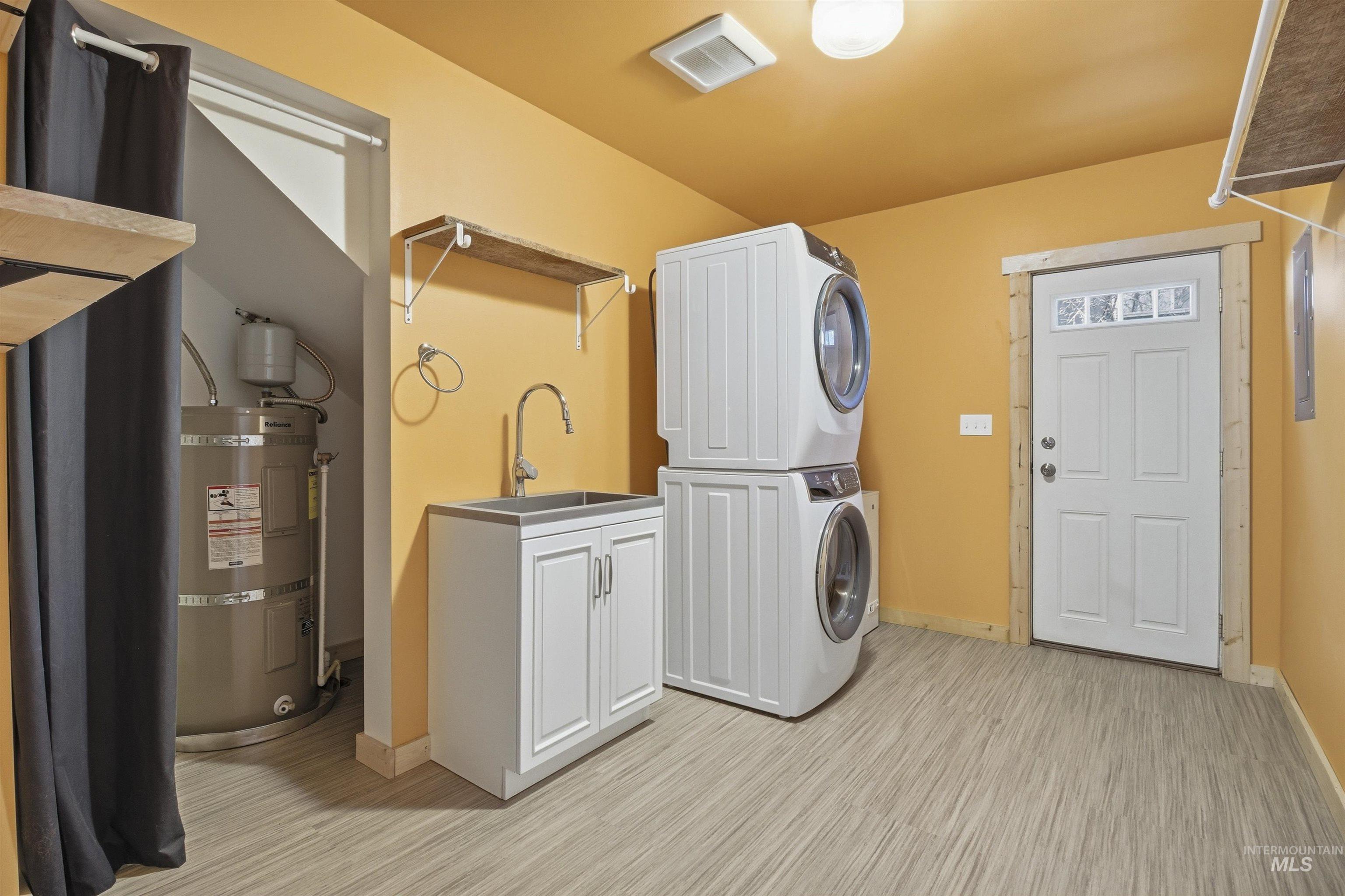 856 E 8th St., Moscow, Idaho 83843, 3 Bedrooms, 2 Bathrooms, Residential For Sale, Price $525,000, 98979488