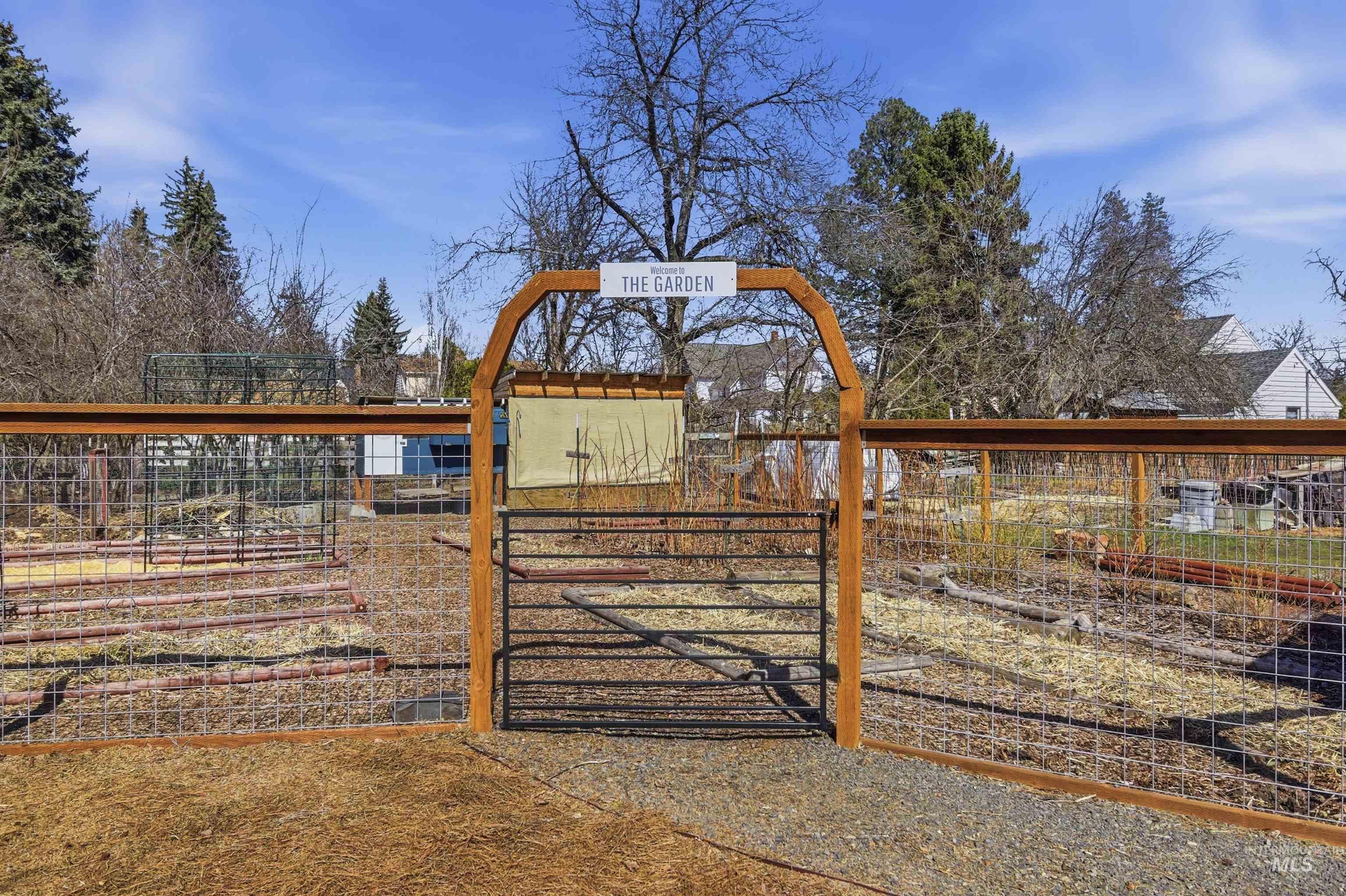 856 E 8th St., Moscow, Idaho 83843, 3 Bedrooms, 2 Bathrooms, Residential For Sale, Price $525,000, 98979488