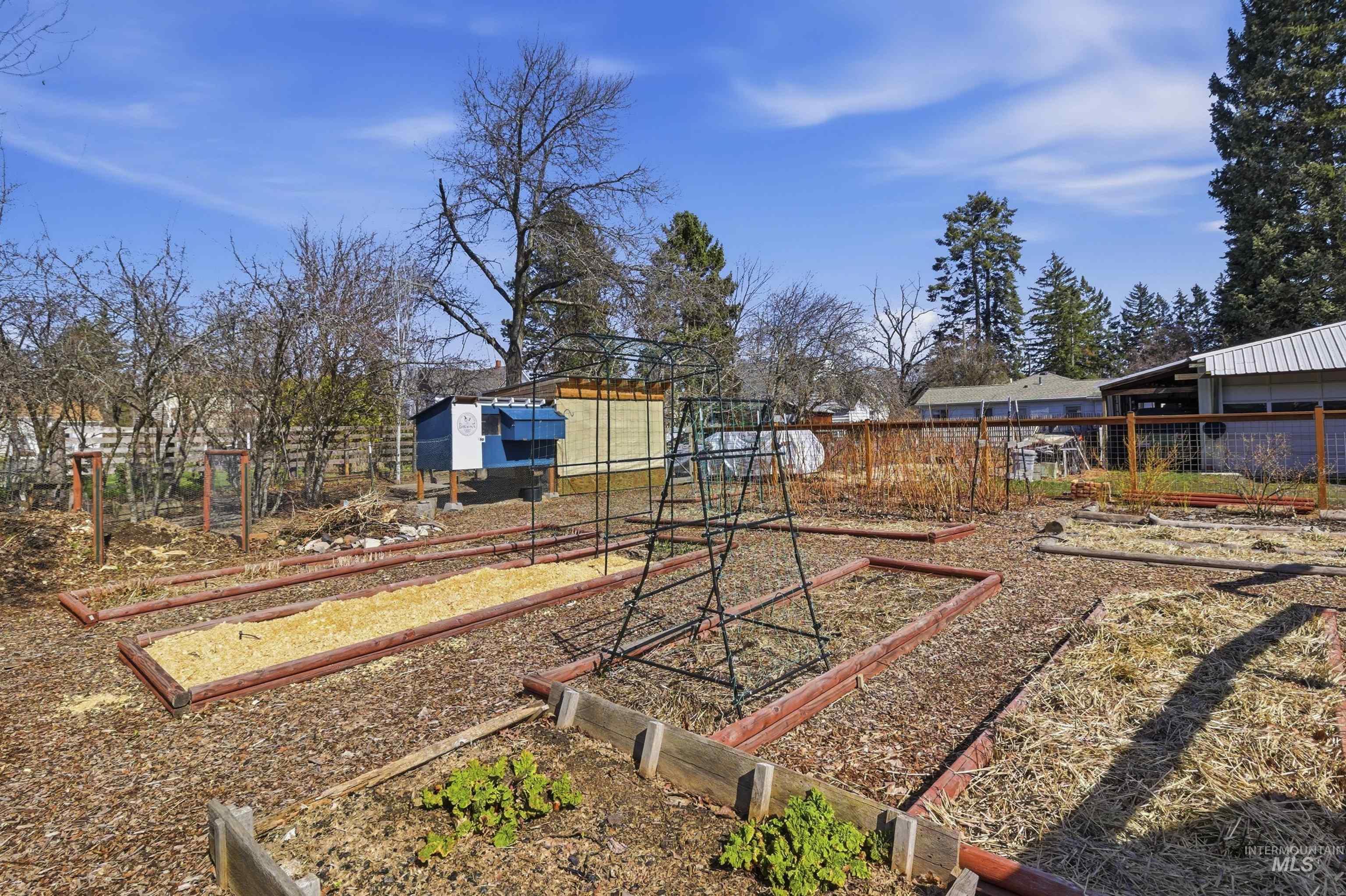 856 E 8th St., Moscow, Idaho 83843, 3 Bedrooms, 2 Bathrooms, Residential For Sale, Price $525,000, 98979488