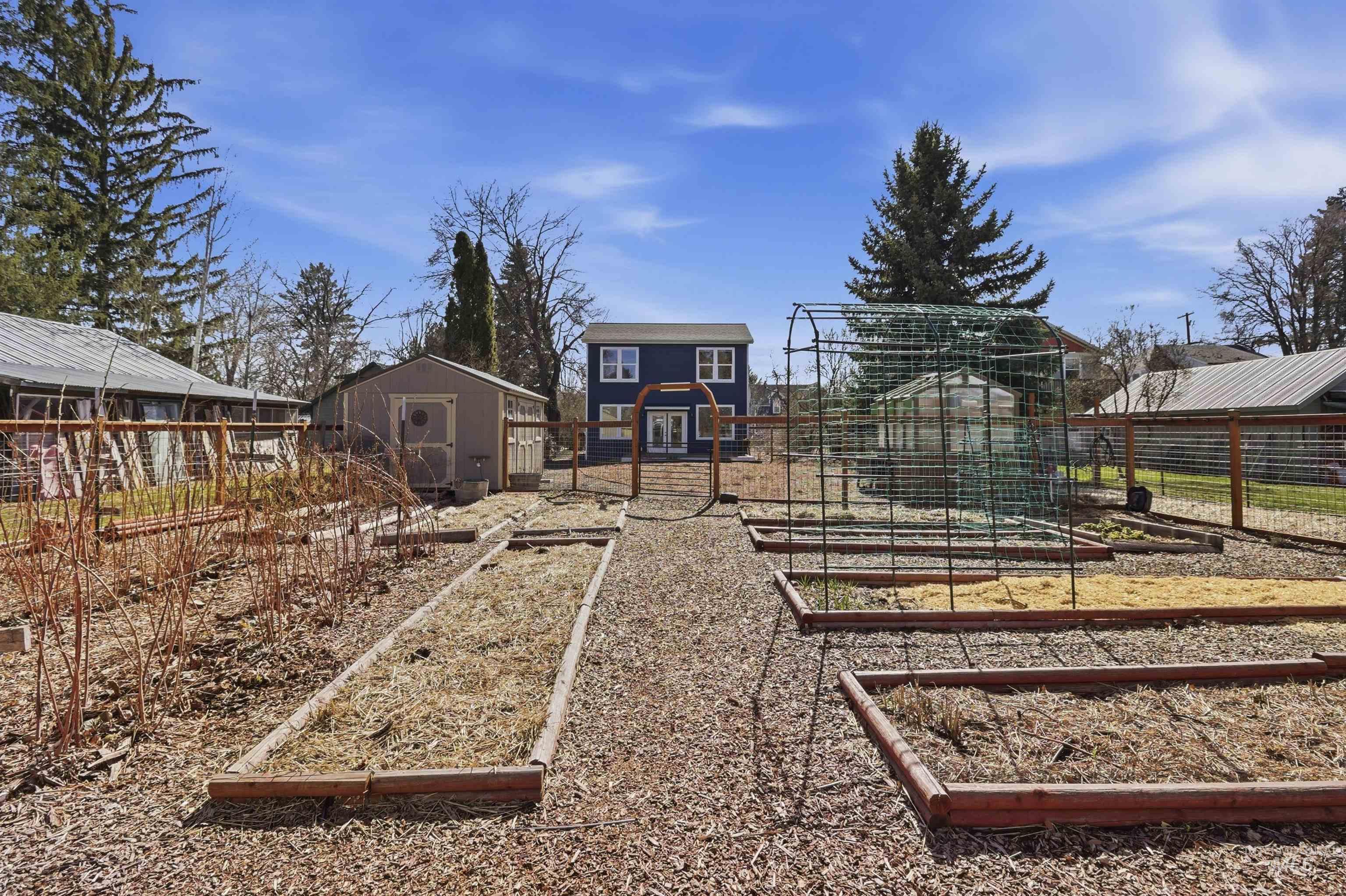 856 E 8th St., Moscow, Idaho 83843, 3 Bedrooms, 2 Bathrooms, Residential For Sale, Price $525,000, 98979488