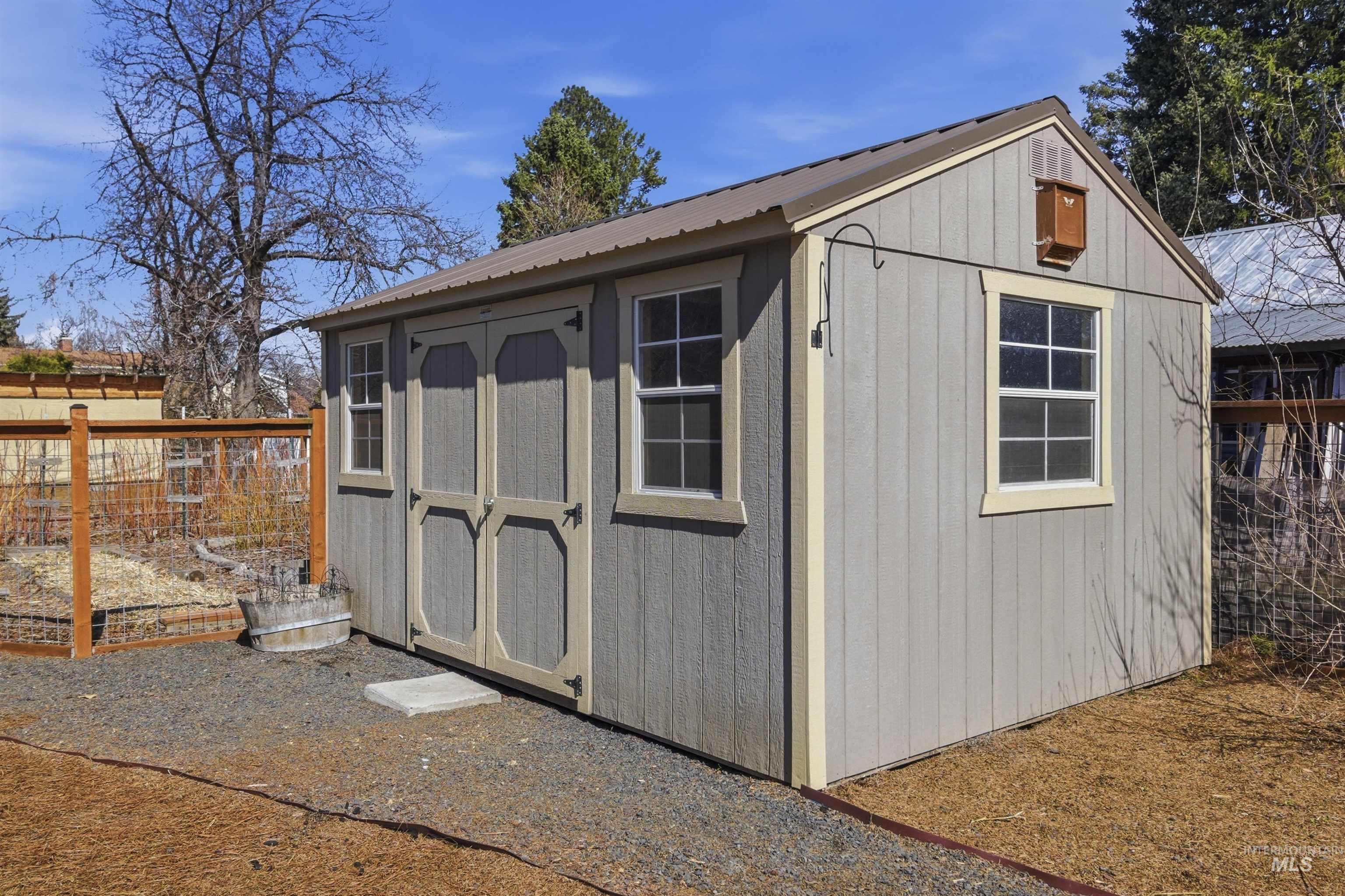 856 E 8th St., Moscow, Idaho 83843, 3 Bedrooms, 2 Bathrooms, Residential For Sale, Price $525,000, 98979488