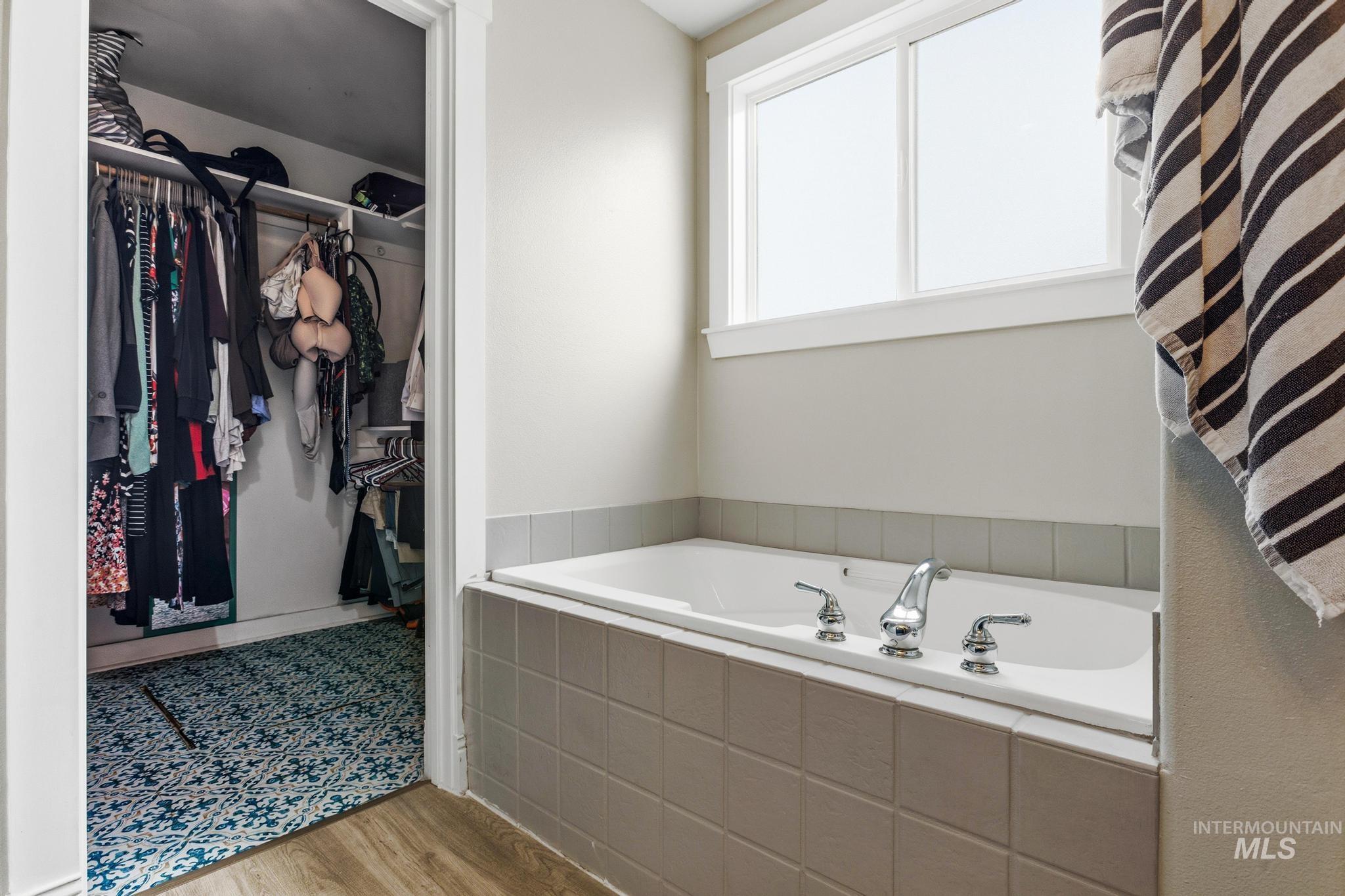 2713 Wintercrest, Caldwell, Idaho 83607, 3 Bedrooms, 2 Bathrooms, Residential For Sale, Price $375,000, 98979493