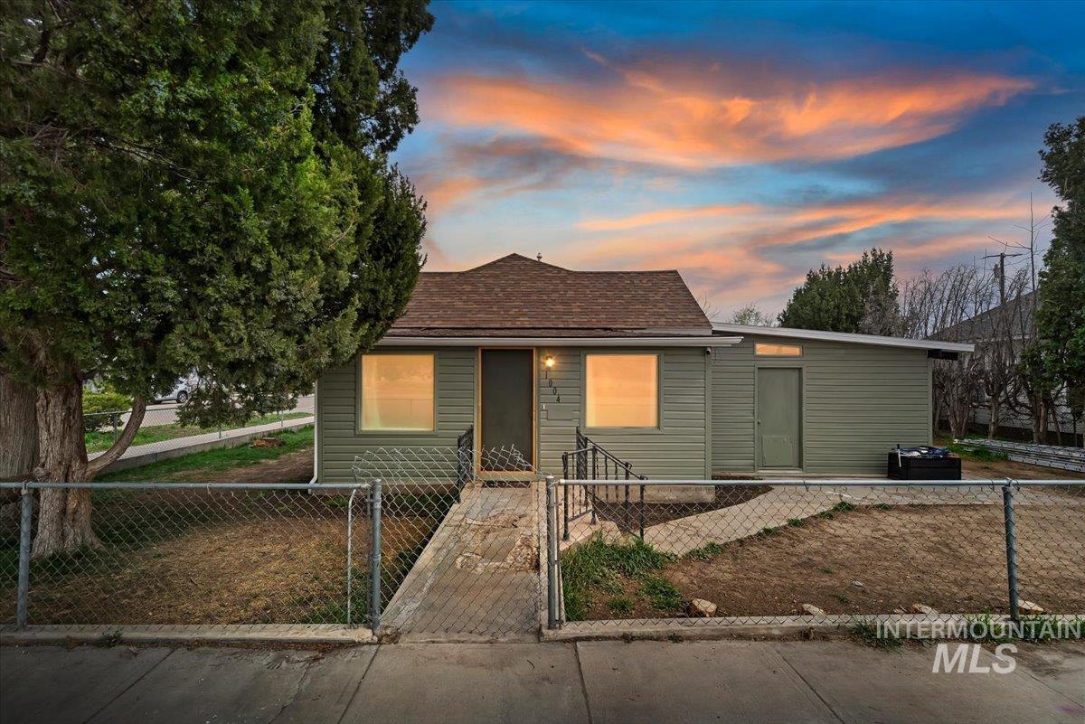 1004 N 1st ST, Nampa, Idaho 83687, 4 Bedrooms, 2 Bathrooms, Residential For Sale, Price $350,999,MLS 98979501