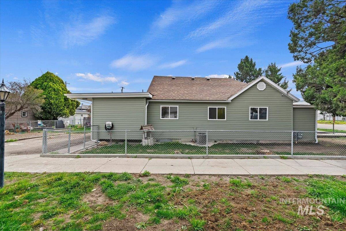 1004 N 1st ST, Nampa, Idaho 83687, 4 Bedrooms, 2 Bathrooms, Residential For Sale, Price $350,999,MLS 98979501