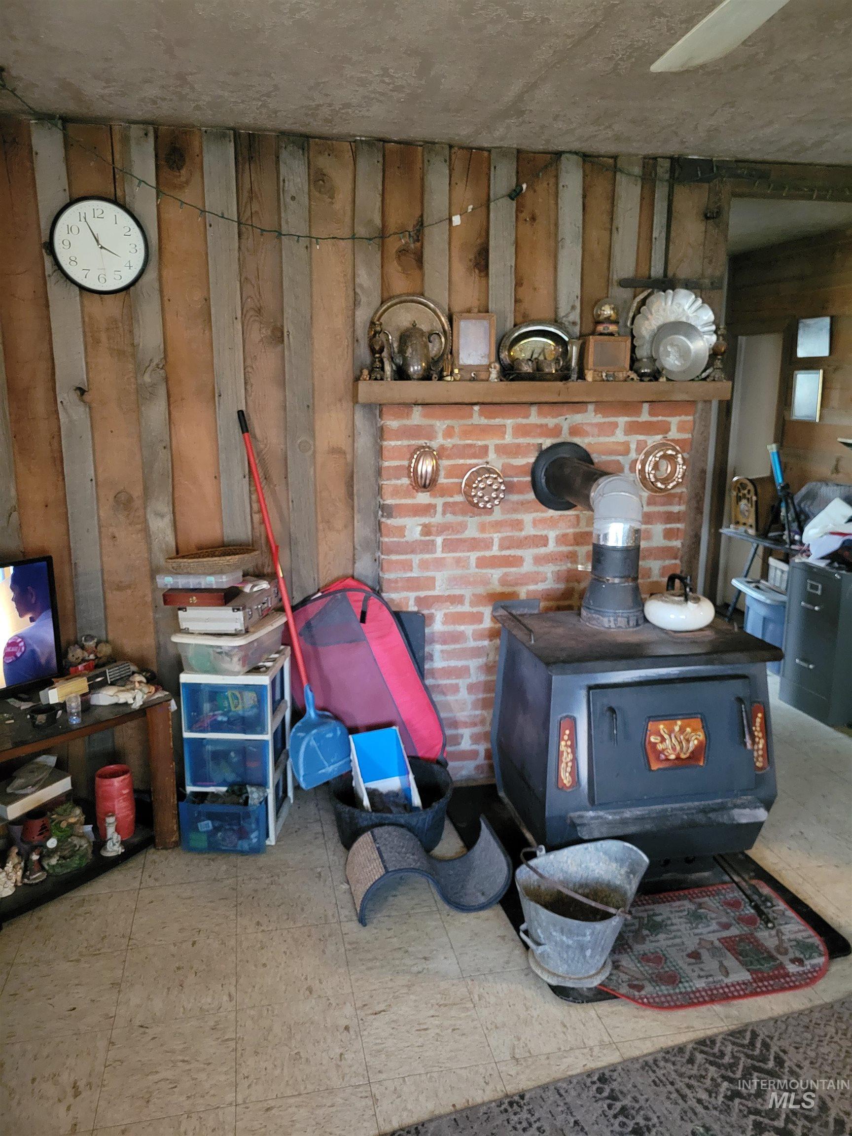 377 S Davis Rd, Hammett, Idaho 83627, 2 Bedrooms, 1 Bathroom, Residential For Sale, Price $300,000,MLS 98979502