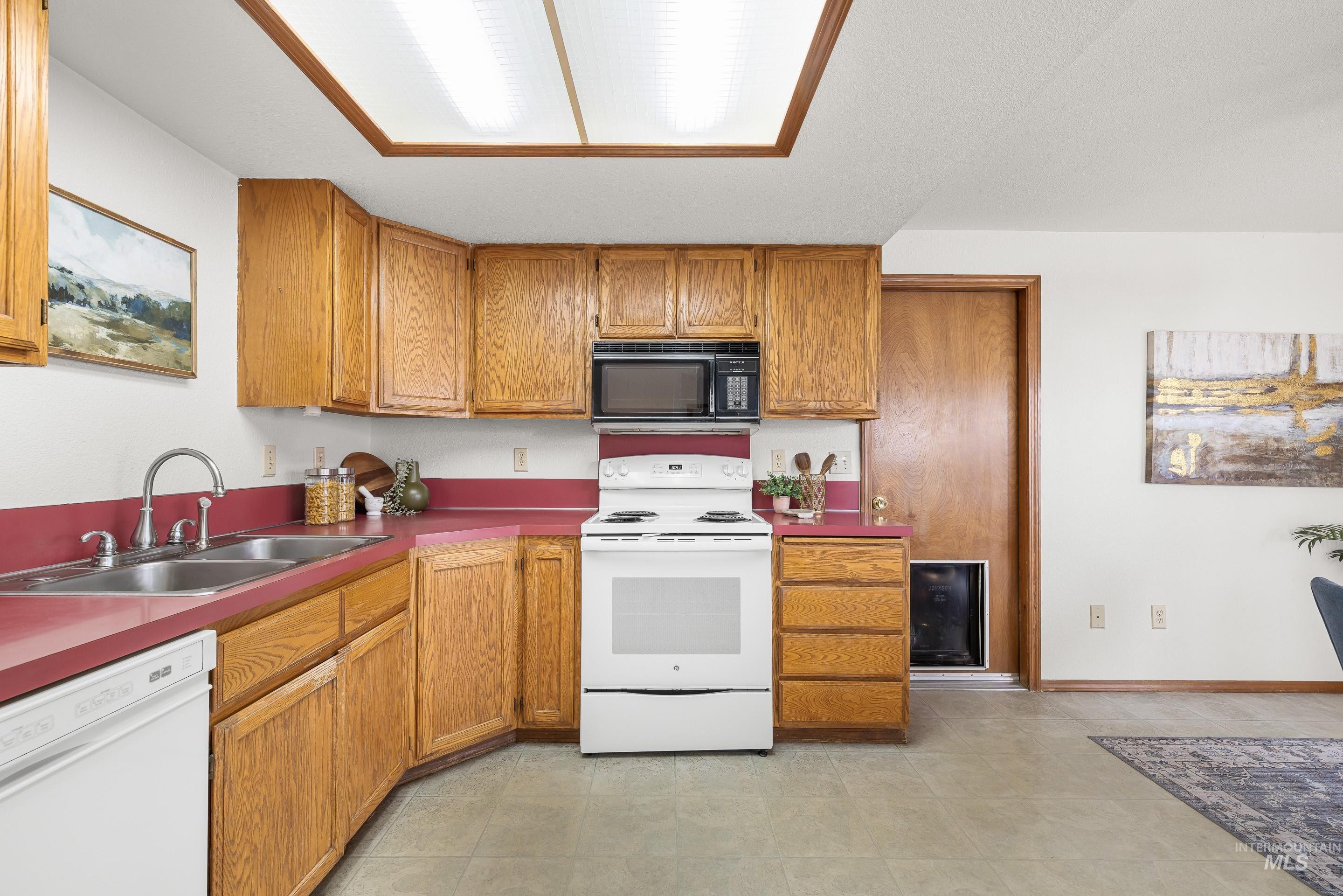 1009 W Crest Wood Cir, Meridian, Idaho 83642, 2 Bedrooms, 2 Bathrooms, Residential For Sale, Price $364,900, 98979507