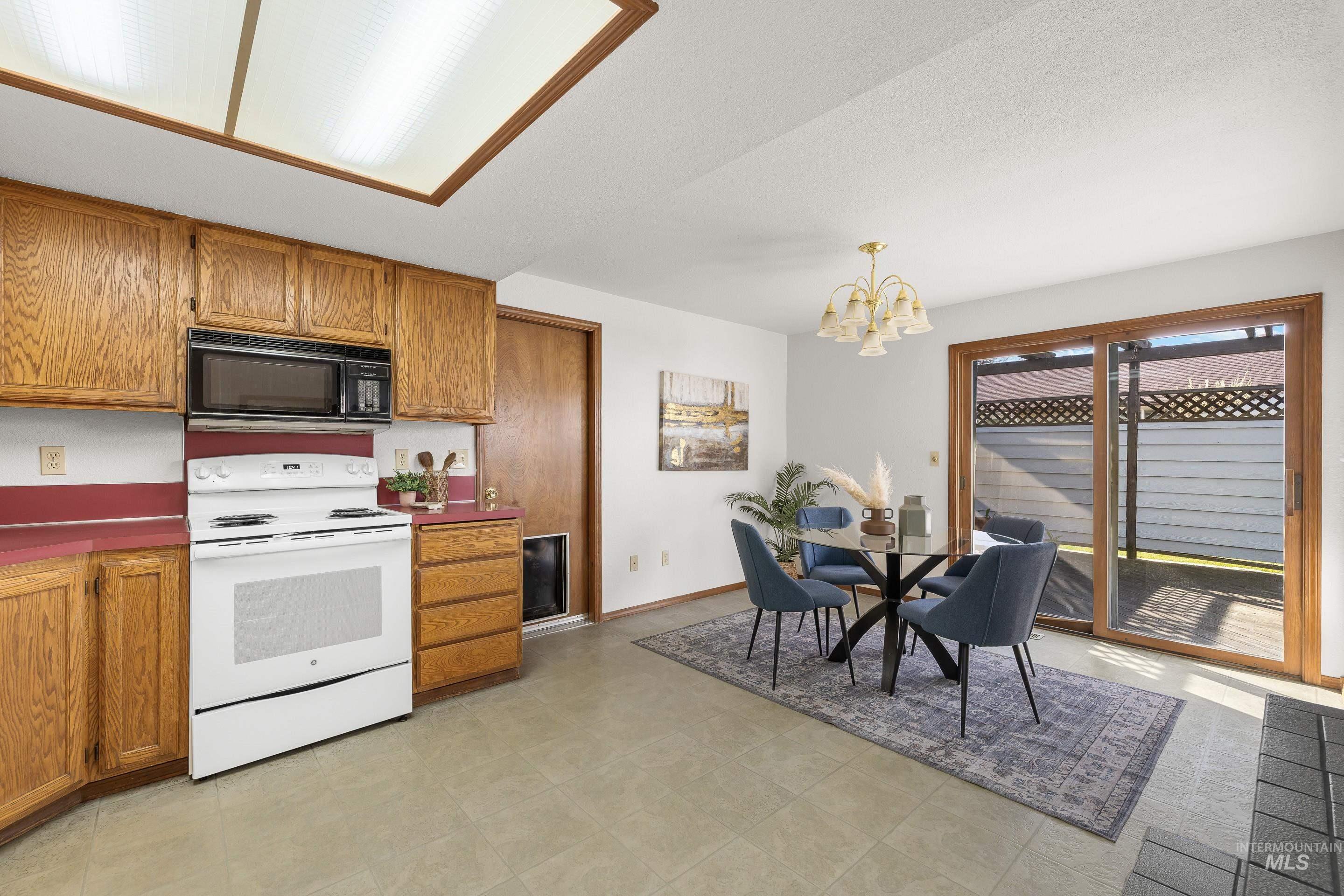 1009 W Crest Wood Cir, Meridian, Idaho 83642, 2 Bedrooms, 2 Bathrooms, Residential For Sale, Price $364,900, 98979507