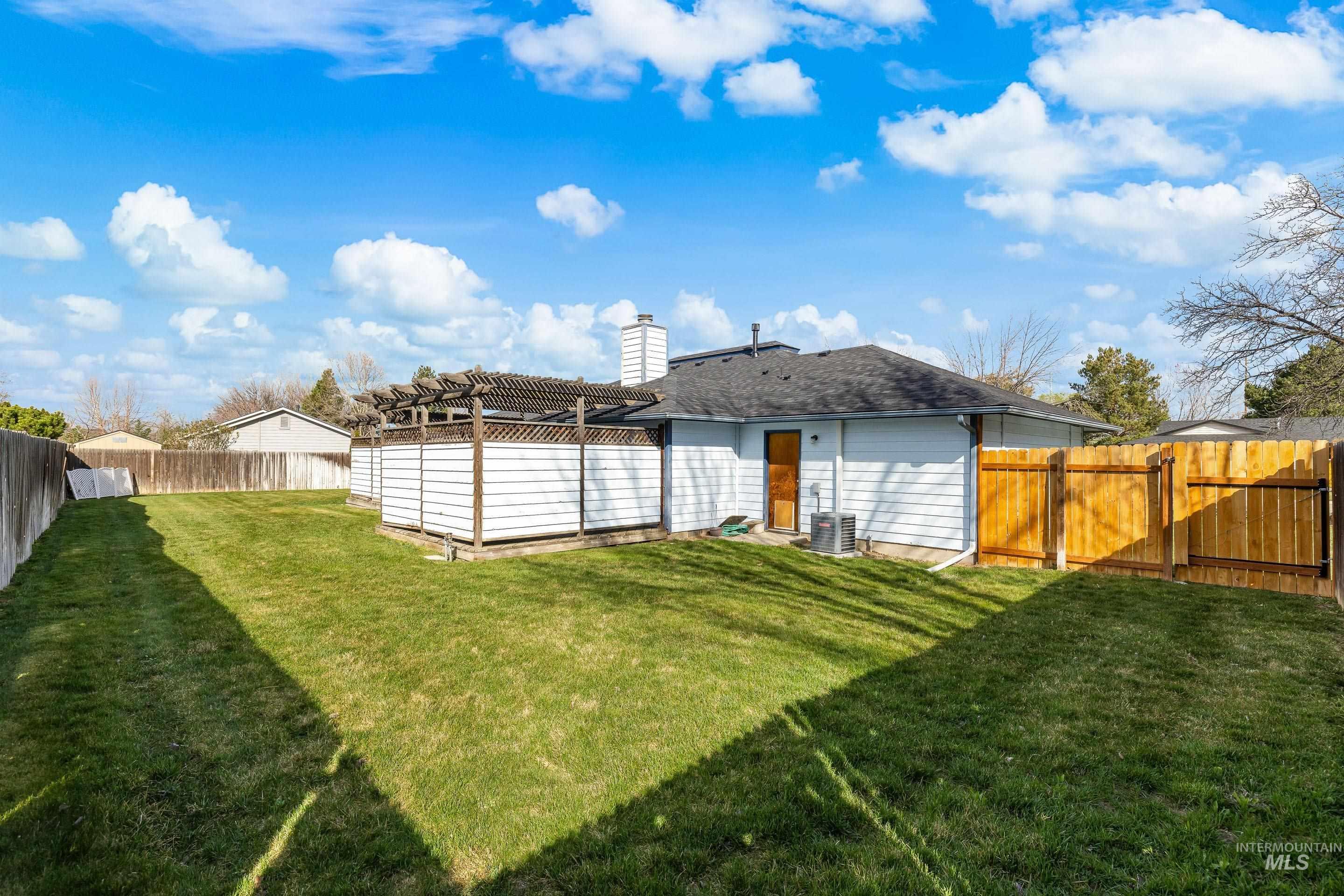 1009 W Crest Wood Cir, Meridian, Idaho 83642, 2 Bedrooms, 2 Bathrooms, Residential For Sale, Price $364,900, 98979507