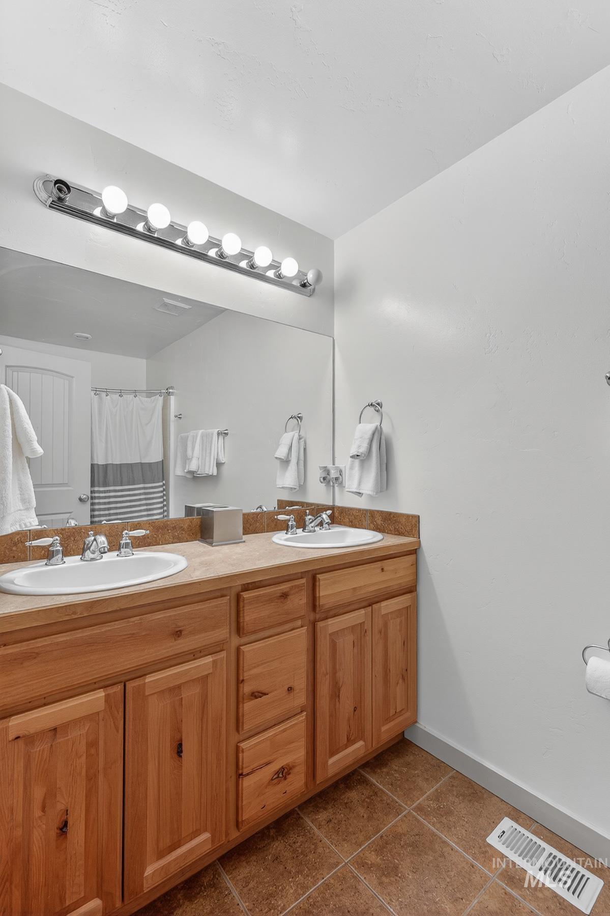 12898 Spring Valley Road, Donnelly, Idaho 83615, 3 Bedrooms, 3.5 Bathrooms, Residential For Sale, Price $630,000, 98979511