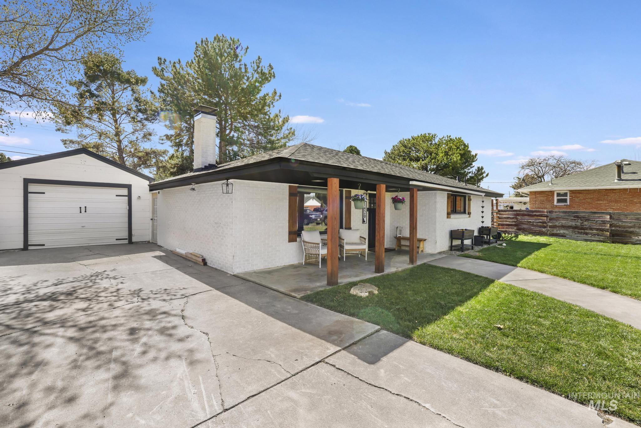 1420 Spruce Ave, Twin Falls, Idaho 83301-4137, 2 Bedrooms, 1.5 Bathrooms, Residential For Sale, Price $310,000,MLS 98979531