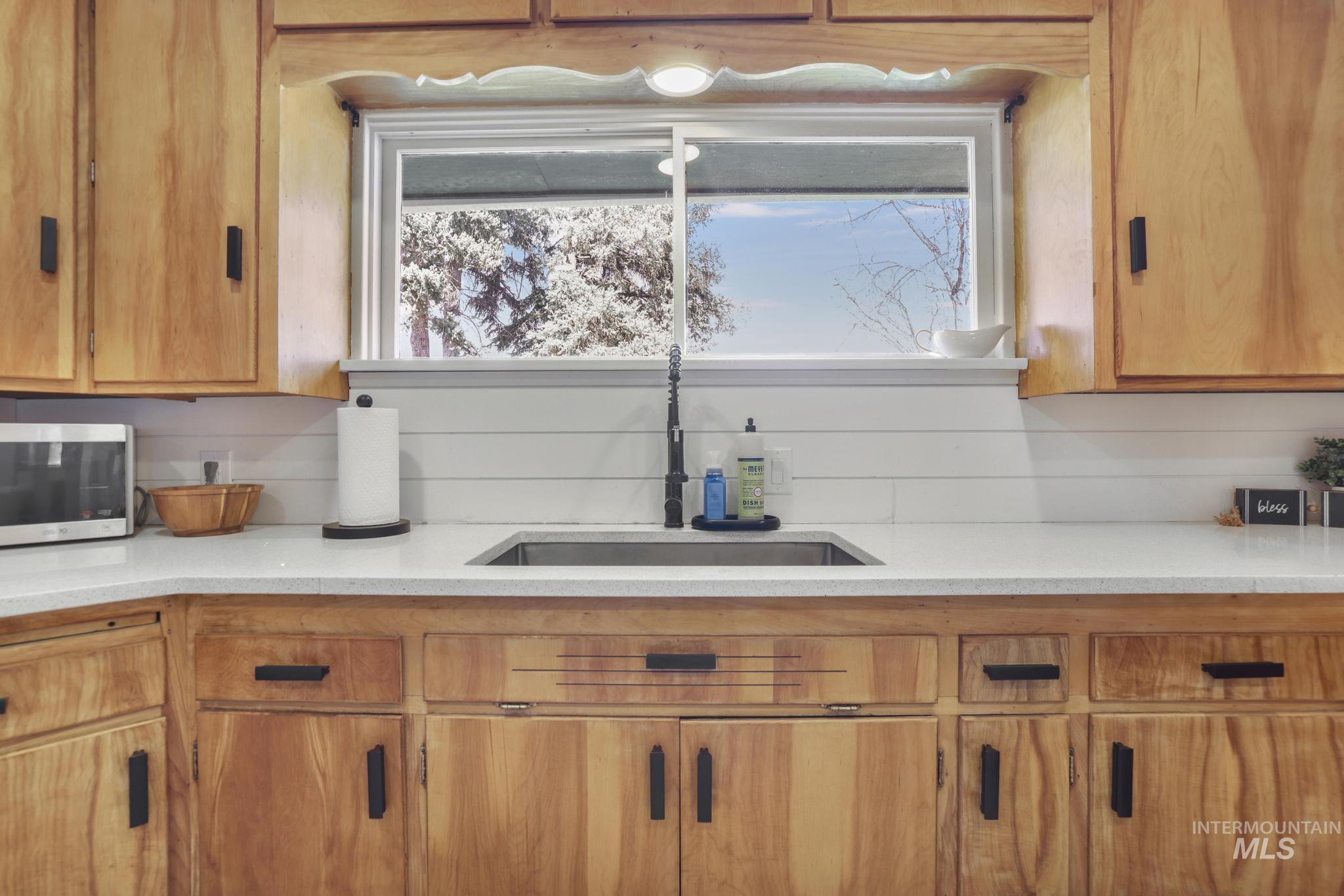 1420 Spruce Ave, Twin Falls, Idaho 83301-4137, 2 Bedrooms, 1.5 Bathrooms, Residential For Sale, Price $310,000,MLS 98979531