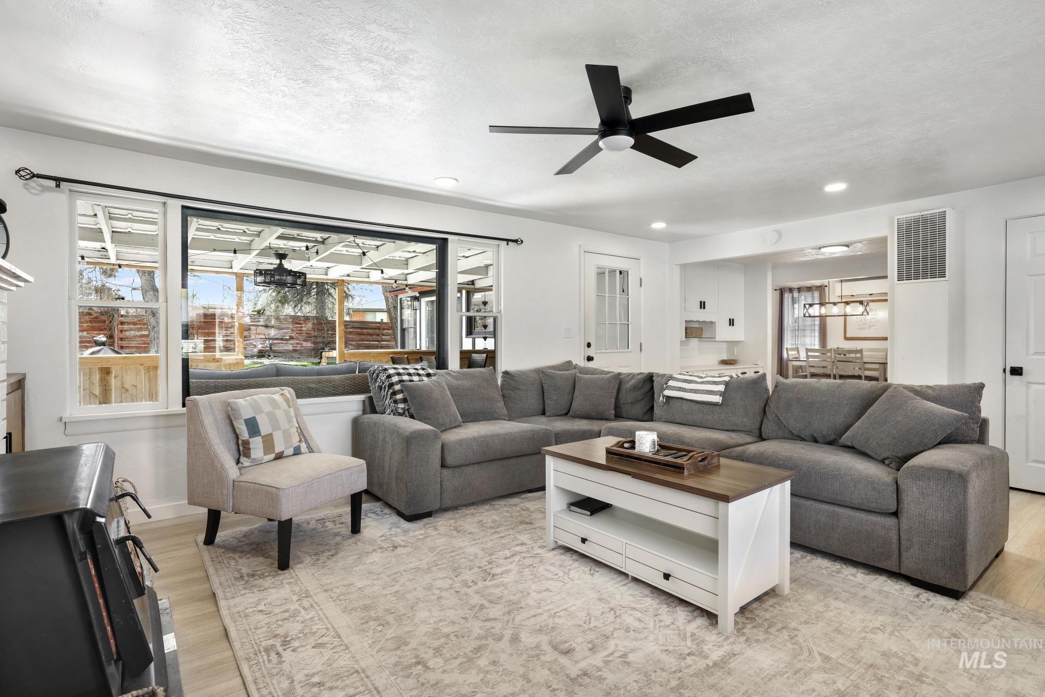 1420 Spruce Ave, Twin Falls, Idaho 83301-4137, 2 Bedrooms, 1.5 Bathrooms, Residential For Sale, Price $310,000,MLS 98979531