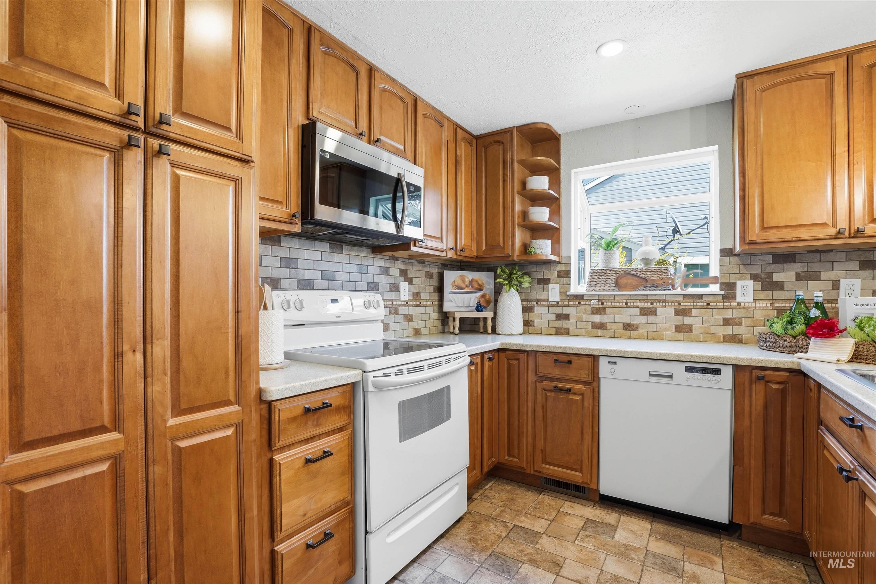 8331 W Cory Ct, Boise, Idaho 83704, 2 Bedrooms, 2 Bathrooms, Residential For Sale, Price $375,000,MLS 98979535