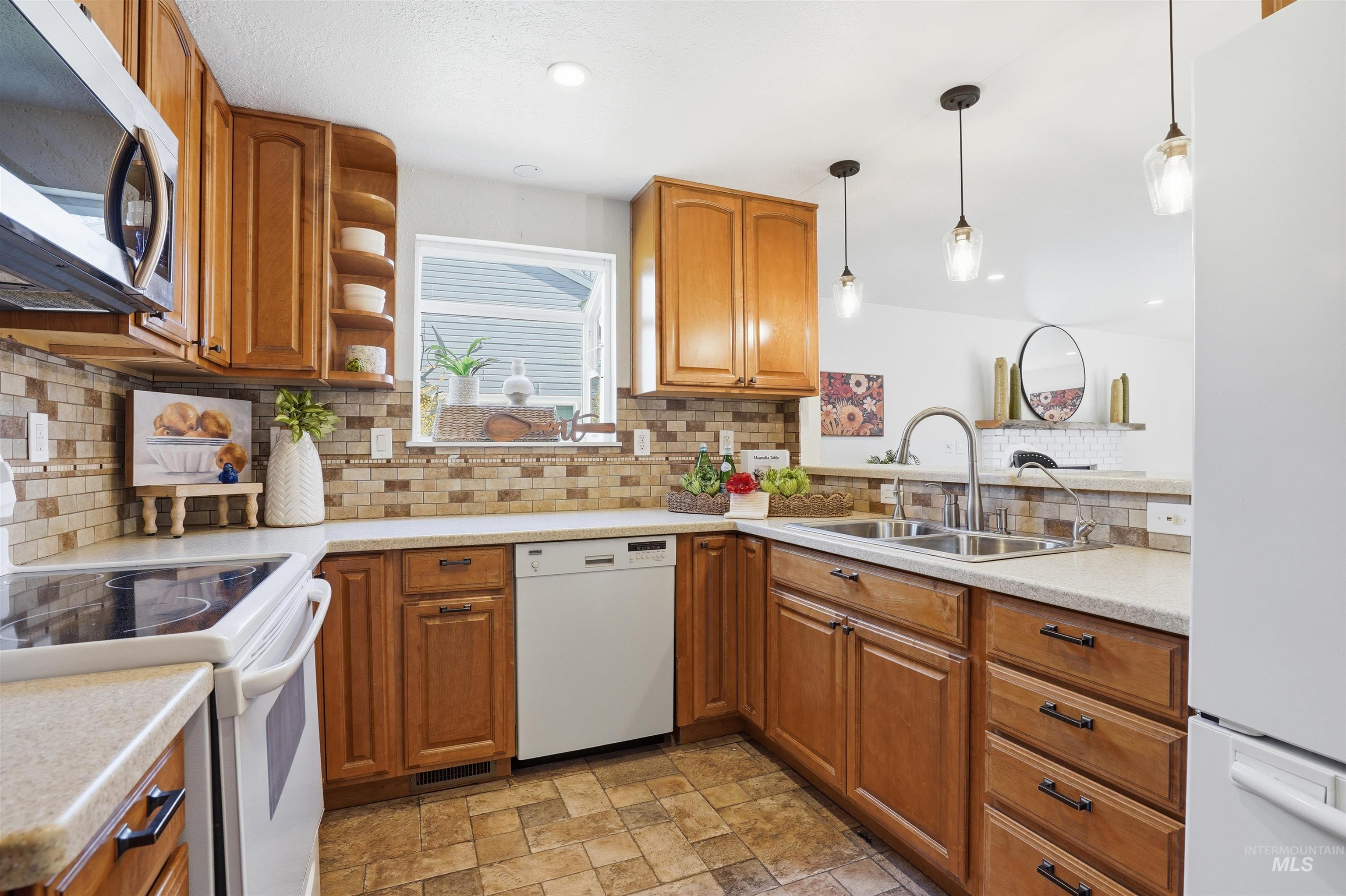 8331 W Cory Ct, Boise, Idaho 83704, 2 Bedrooms, 2 Bathrooms, Residential For Sale, Price $375,000,MLS 98979535