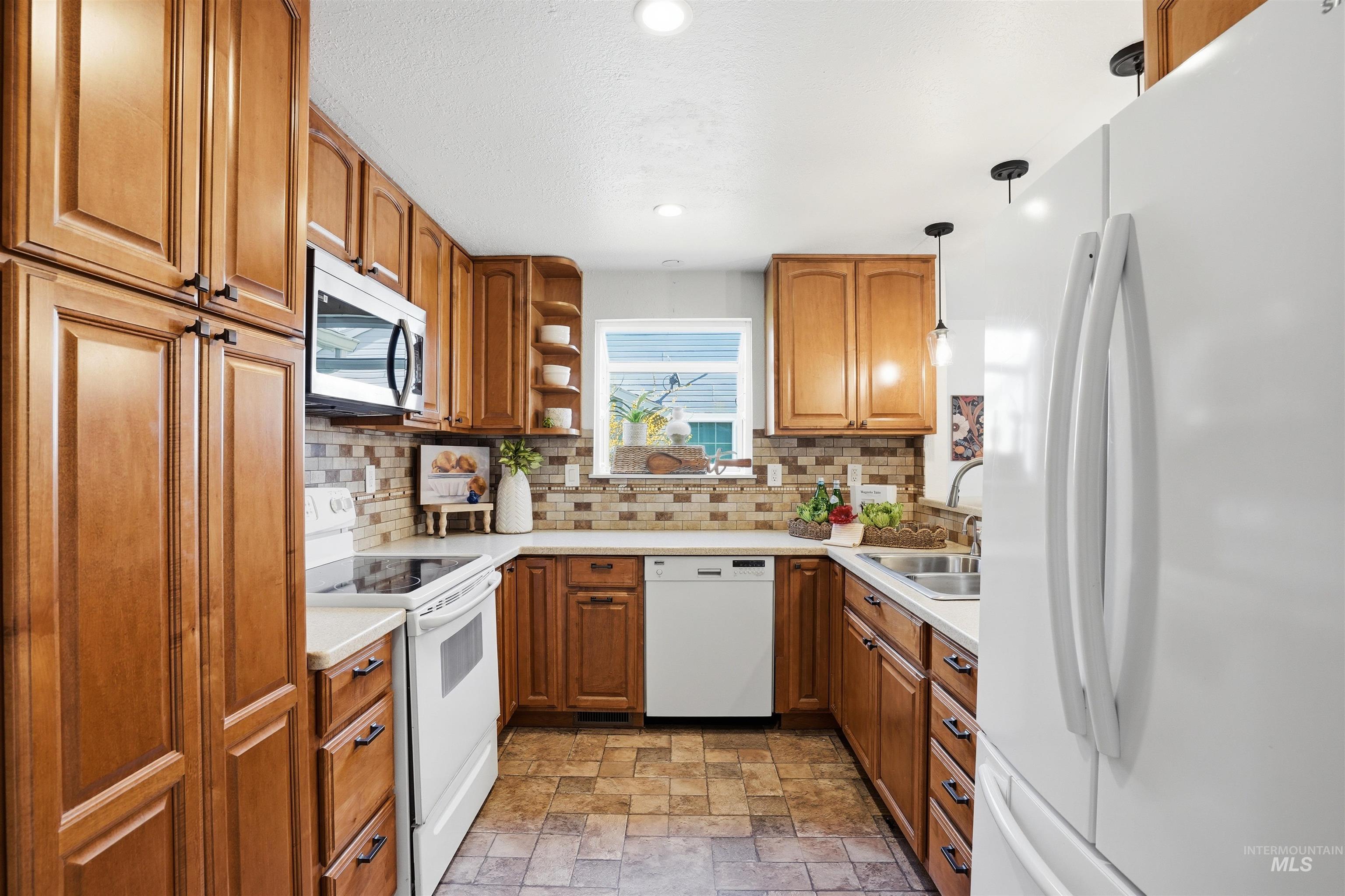 8331 W Cory Ct, Boise, Idaho 83704, 2 Bedrooms, 2 Bathrooms, Residential For Sale, Price $375,000,MLS 98979535