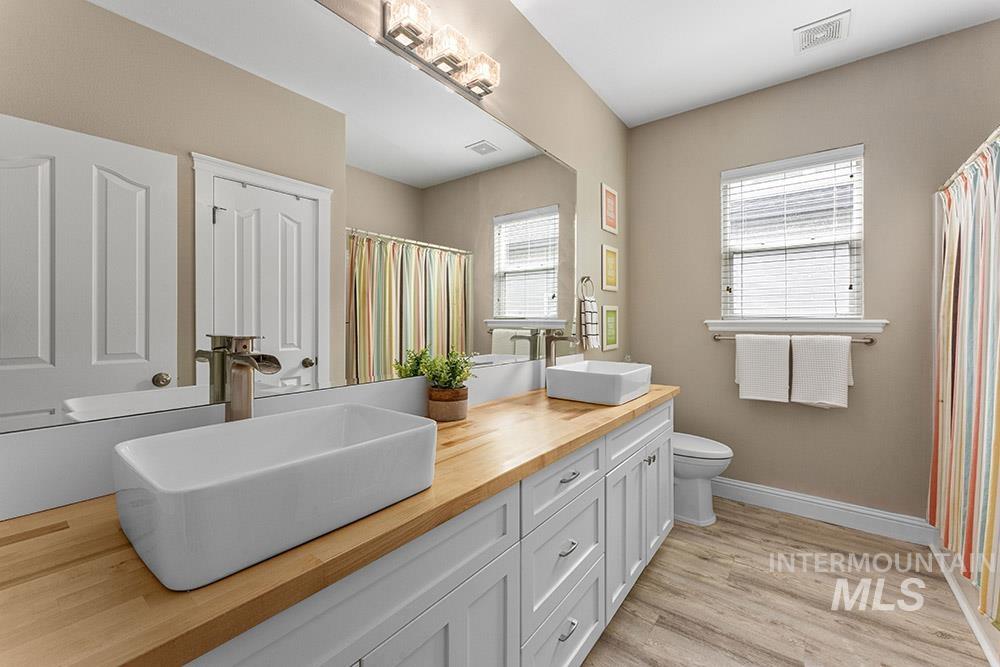 151 N Lost Canyon, Eagle, Idaho 83616-7222, 5 Bedrooms, 3.5 Bathrooms, Residential For Sale, Price $999,900, 98979555