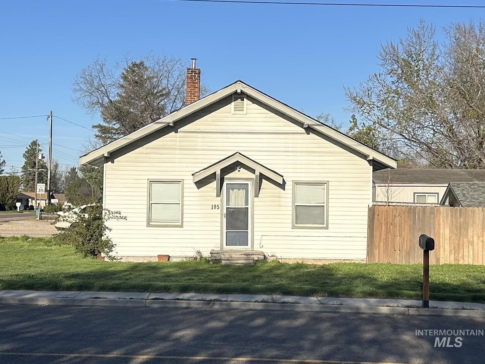 105 N Midland Blvd., Nampa, Idaho 83651, 2 Bedrooms, 1 Bathroom, Residential For Sale, Price $299,000,MLS 98979556