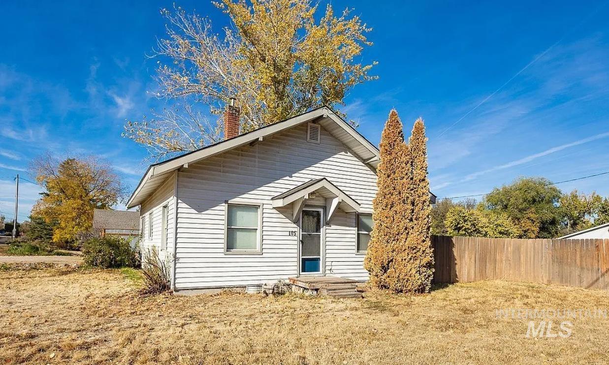 105 N Midland Blvd., Nampa, Idaho 83651, 2 Bedrooms, 1 Bathroom, Residential For Sale, Price $299,000,MLS 98979556