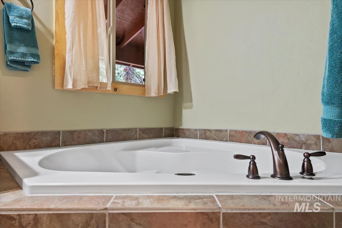 28 Elk Run Drive, Garden Valley, Idaho 83622, 3 Bedrooms, 4 Bathrooms, Residential For Sale, Price $1,100,000, 98979590