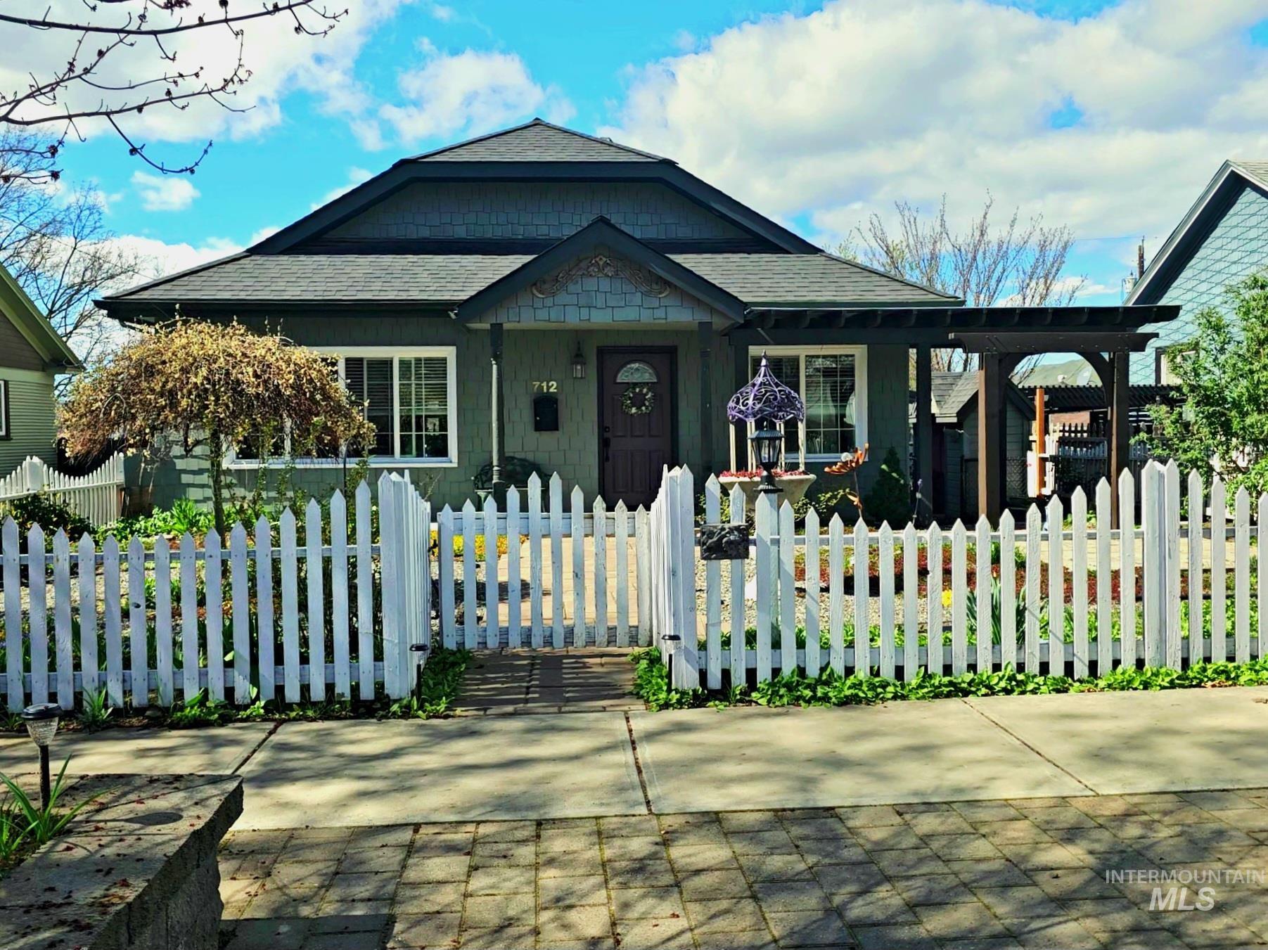 712 3rd st, Lewiston, Idaho 83501, 5 Bedrooms, 2 Bathrooms, Residential For Sale, Price $495,000, 98979609