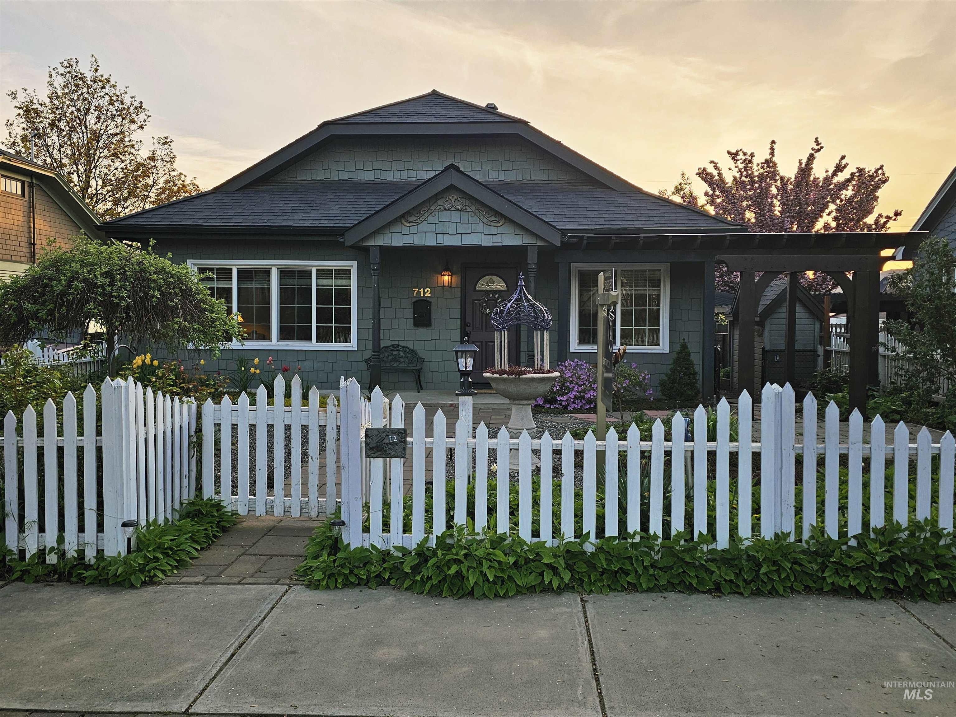 712 3rd st, Lewiston, Idaho 83501, 5 Bedrooms, 2 Bathrooms, Residential For Sale, Price $495,000,MLS 98979609