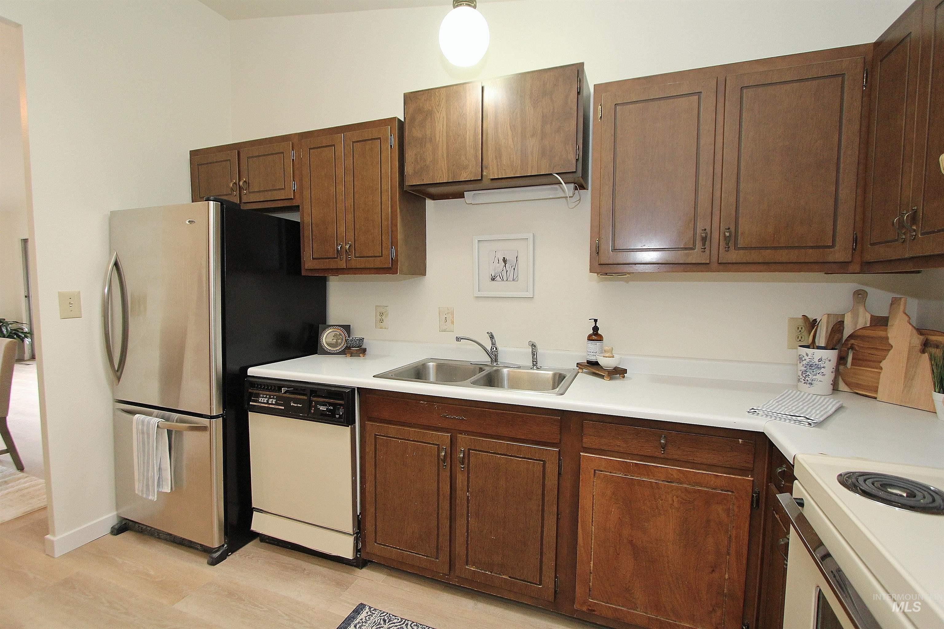 1161 S Abbey Circle, Boise, Idaho 83705-2074, 3 Bedrooms, 2 Bathrooms, Residential For Sale, Price $337,000, 98979614