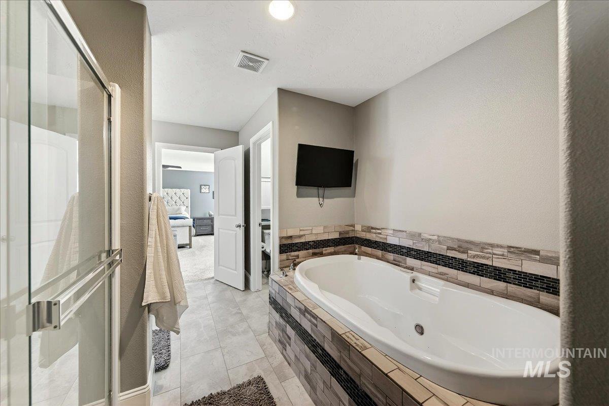 1015 E Cape Elizabeth Dr, Nampa, Idaho 83686, 5 Bedrooms, 3 Bathrooms, Residential For Sale, Price $679,000, 98979624