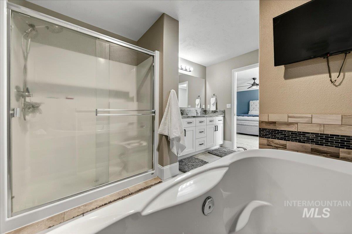 1015 E Cape Elizabeth Dr, Nampa, Idaho 83686, 5 Bedrooms, 3 Bathrooms, Residential For Sale, Price $679,000, 98979624