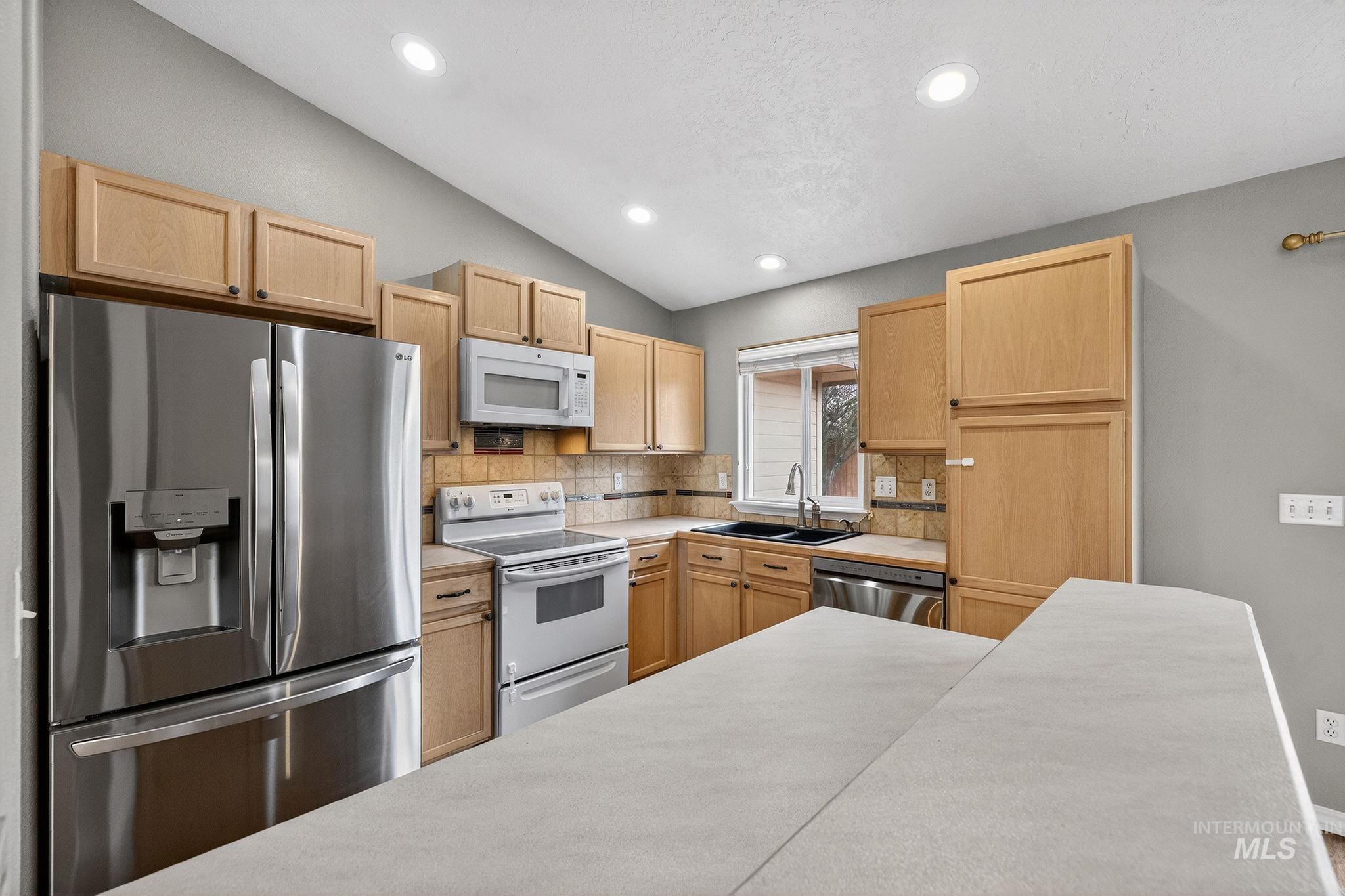 11157 W Red Maple Dr, Boise, Idaho 83709, 3 Bedrooms, 2 Bathrooms, Residential For Sale, Price $475,000, 98979627