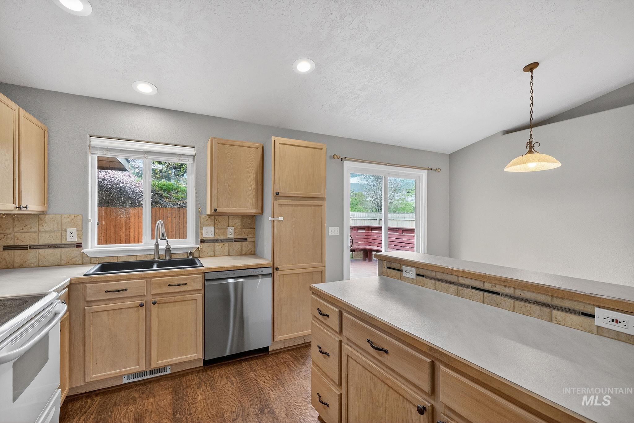 11157 W Red Maple Dr, Boise, Idaho 83709, 3 Bedrooms, 2 Bathrooms, Residential For Sale, Price $475,000, 98979627