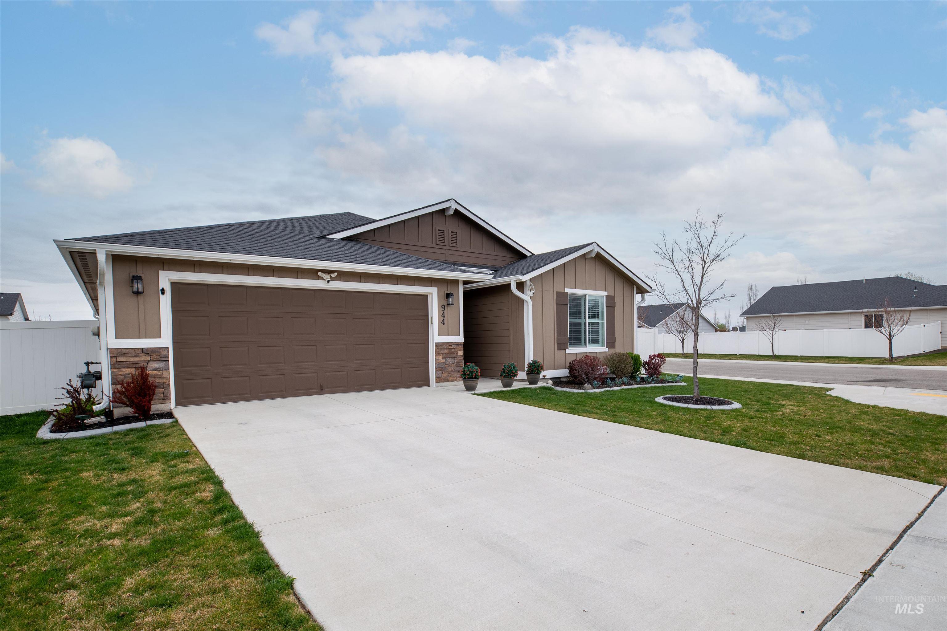 944 S Rangipo Ave, Kuna, Idaho 83634, 4 Bedrooms, 2 Bathrooms, Residential For Sale, Price $449,900, 98979637