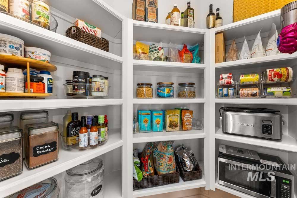 8051 W Burntree, Boise, Idaho 83704, 5 Bedrooms, 3 Bathrooms, Residential For Sale, Price $899,900, 98979652